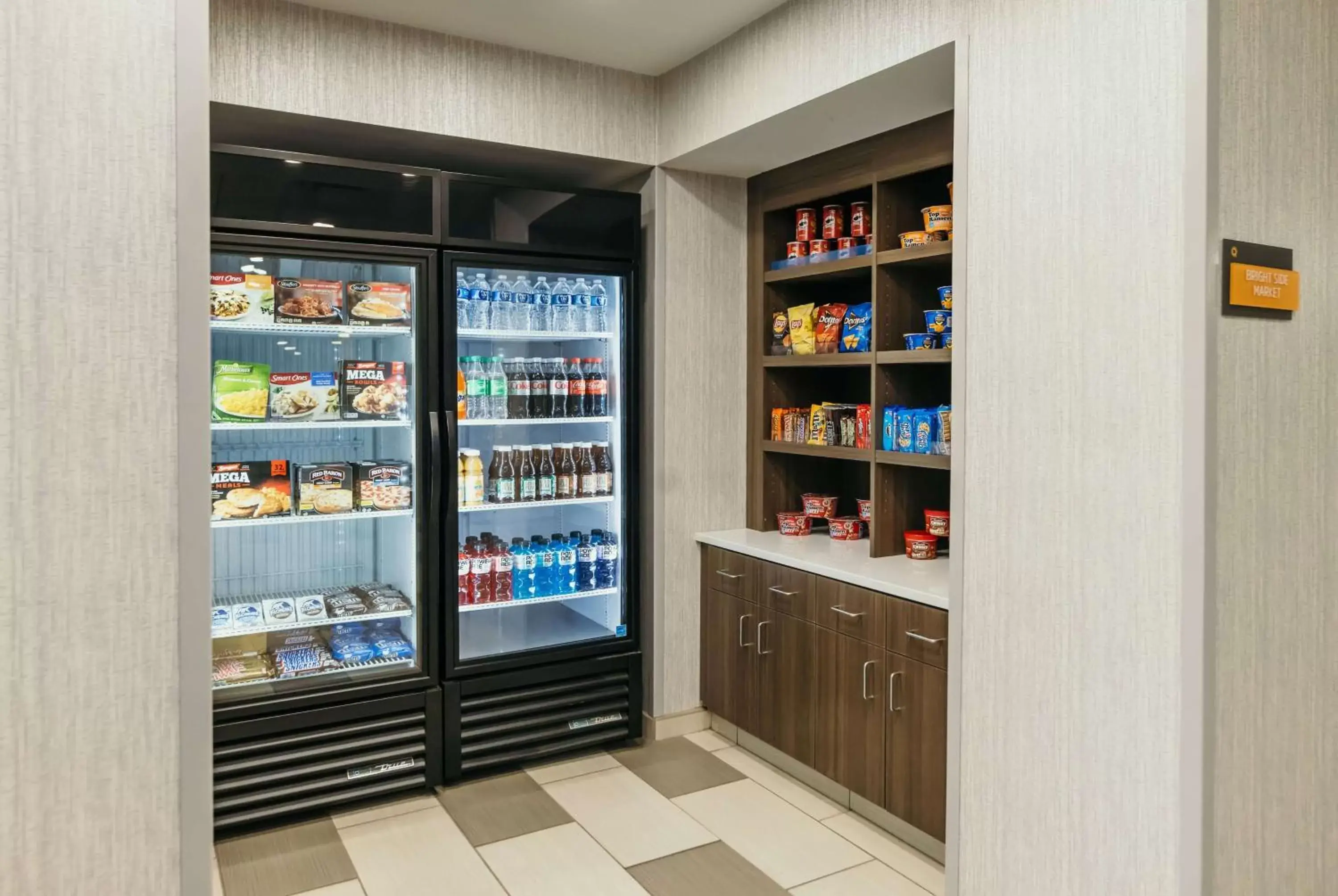 Food and drinks, Supermarket/Shops in La Quinta Inn & Suites by Wyndham Ankeny IA - Des Moines IA