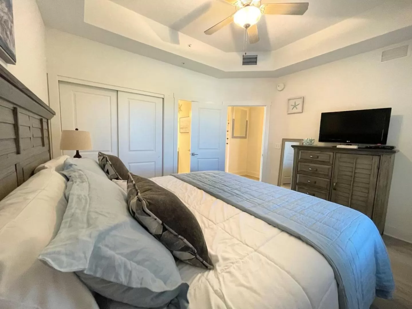 Bed in Calypso 3-2303 Penthouse Level w/ Incredible View!