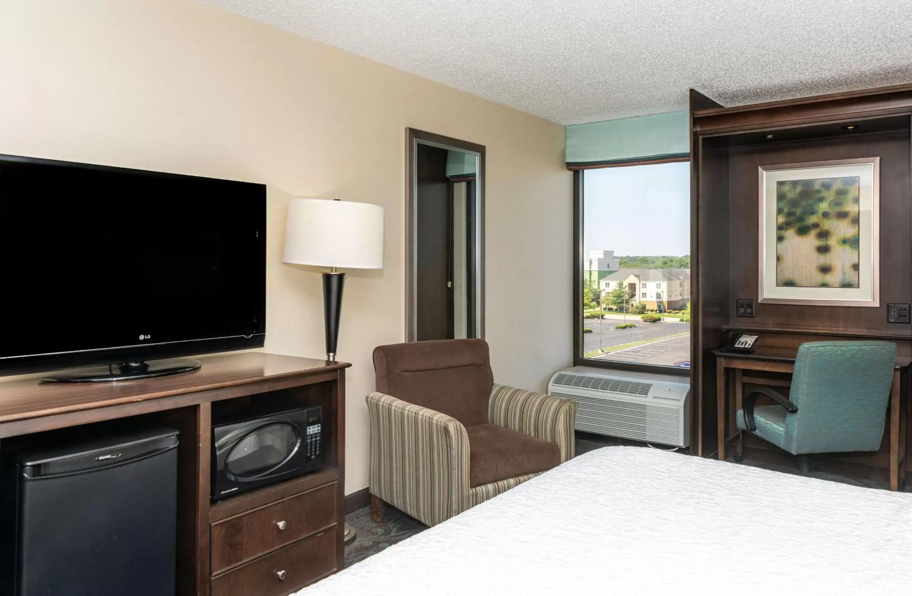 Bedroom, TV/Entertainment Center in Hampton Inn Evansville