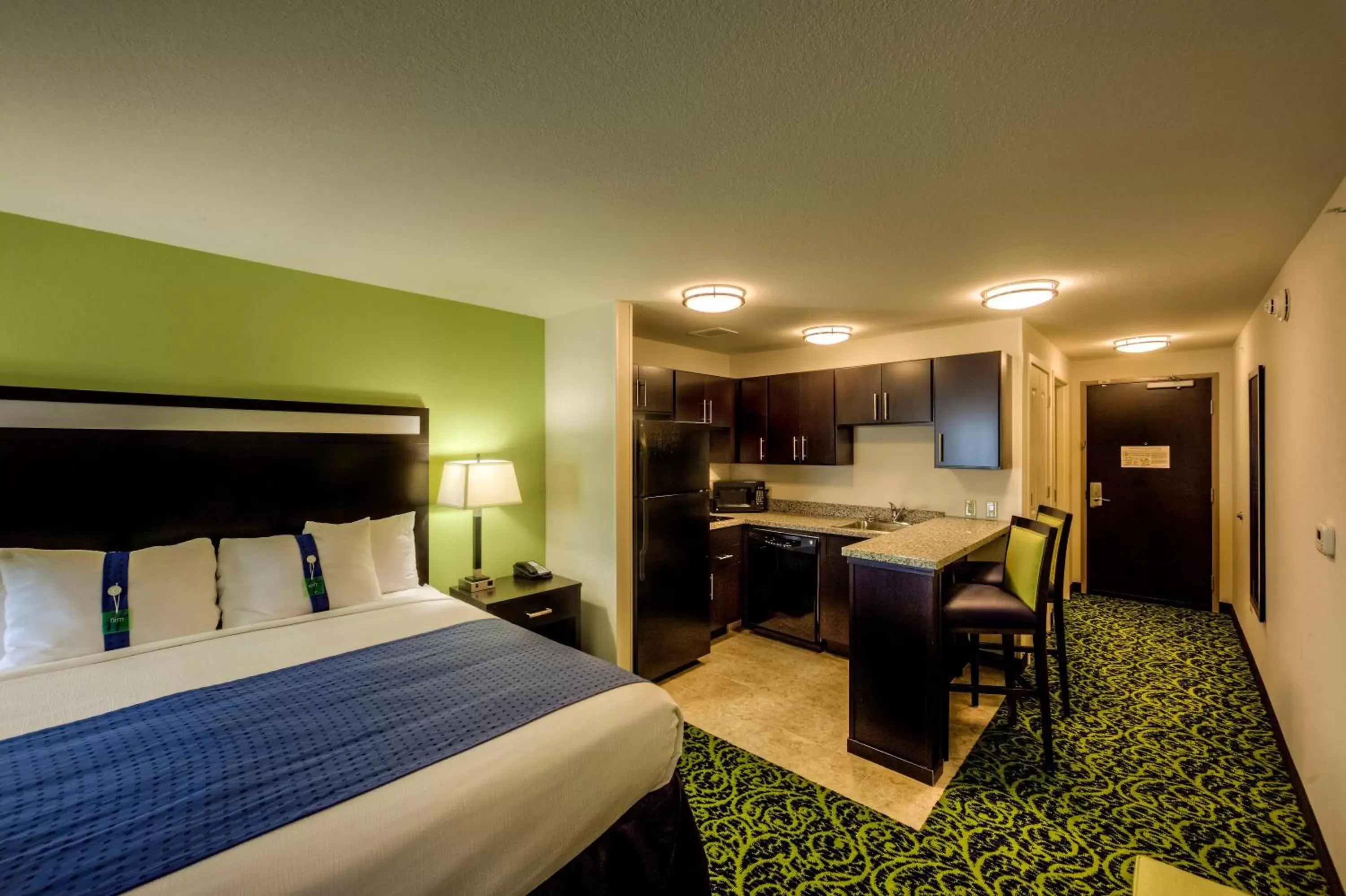 Photo of the whole room, Bed in Holiday Inn Richmond, an IHG Hotel