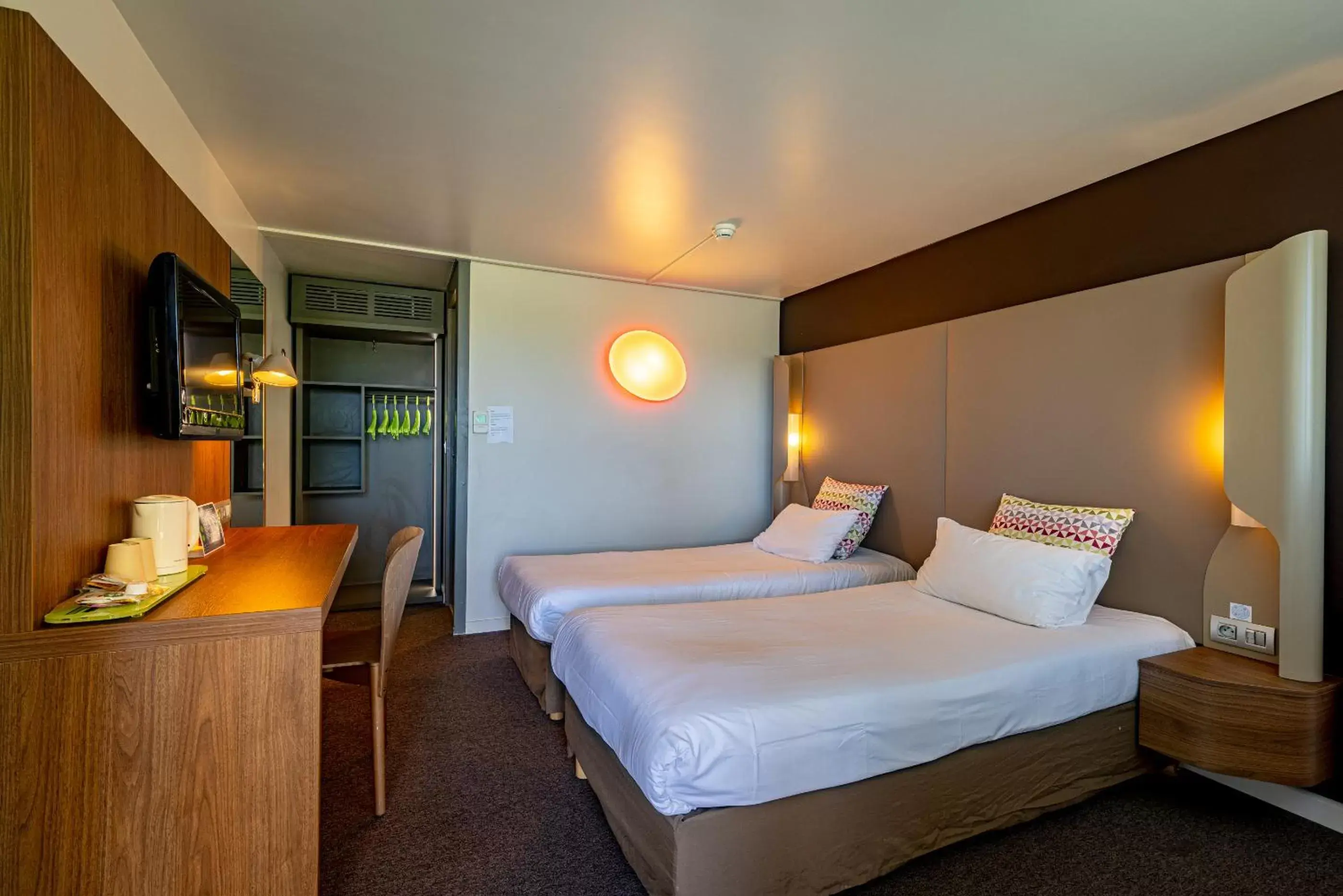 Property building, Bed in Campanile Dijon Nord - Toison D'or Property building, Bed in Campanile Dijon Nord - Toison D'or