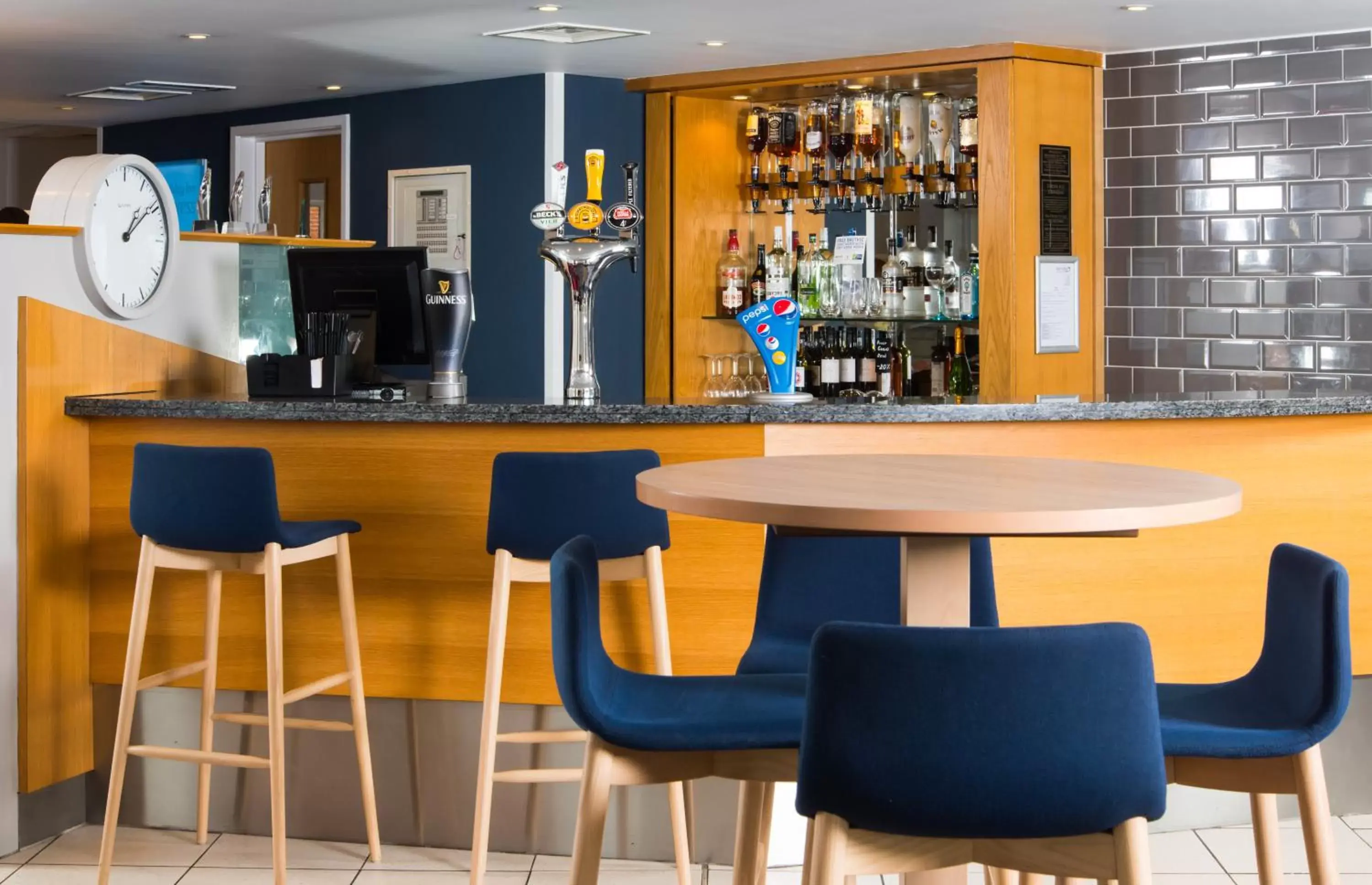 Lounge or bar, Lounge/Bar in Holiday Inn Express Southampton West, an IHG Hotel