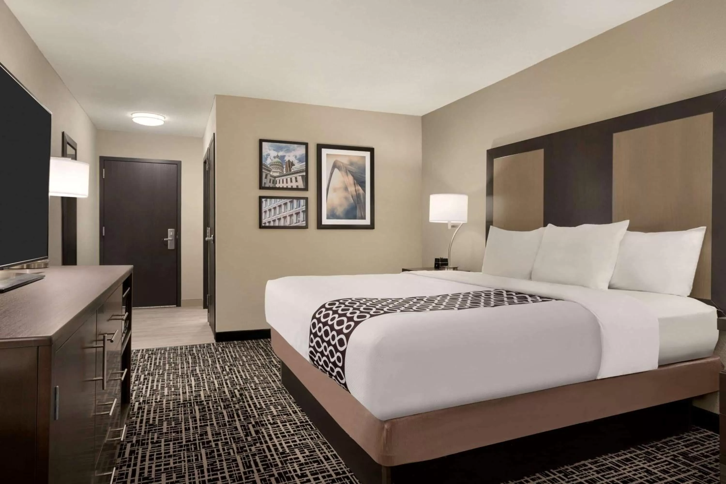 Photo of the whole room, Bed in La Quinta Inn & Suites by Wyndham St Louis Route 66