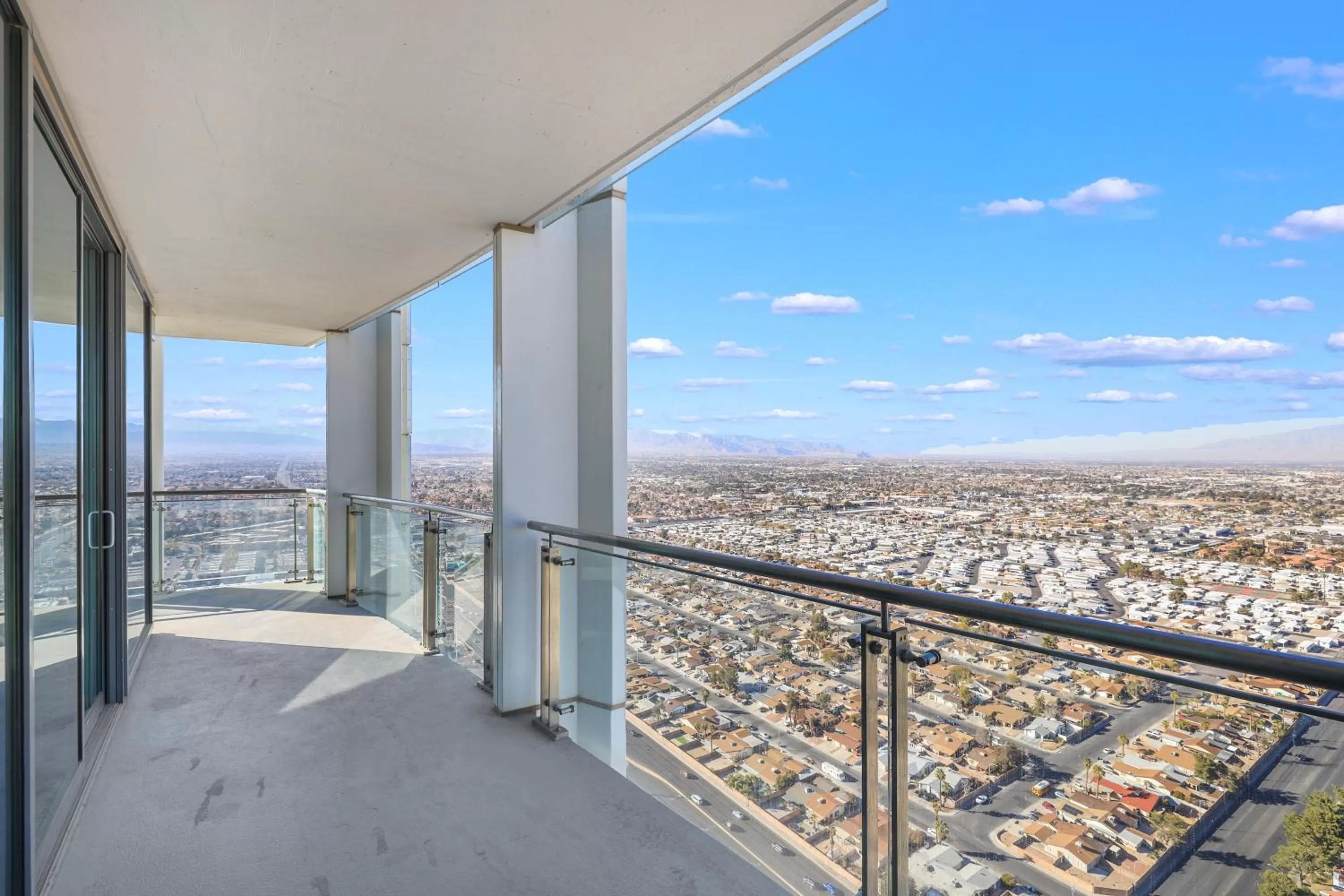 Property building in Vegas Palms HIGH 52nd fl. 1BDR corner penthouse 1220sqft
