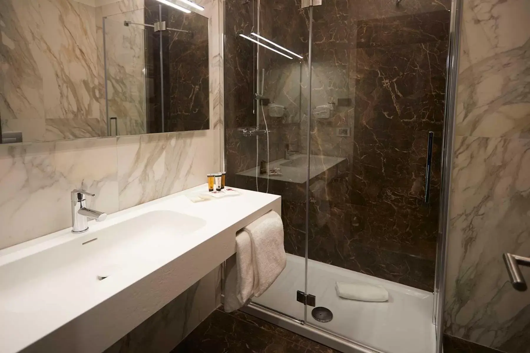 Bathroom in Hotel Concord