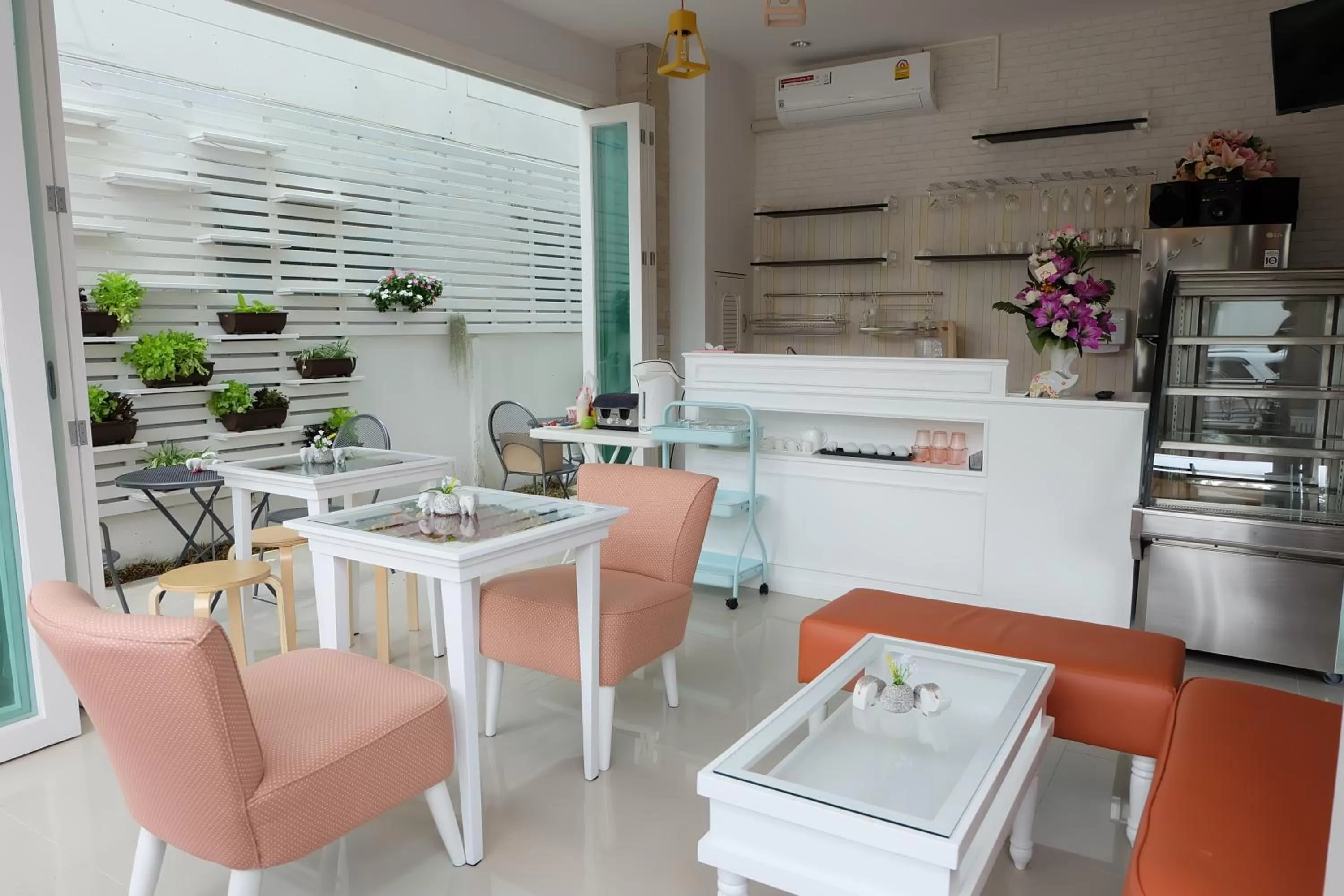 Staff in Noble Baan Pastel