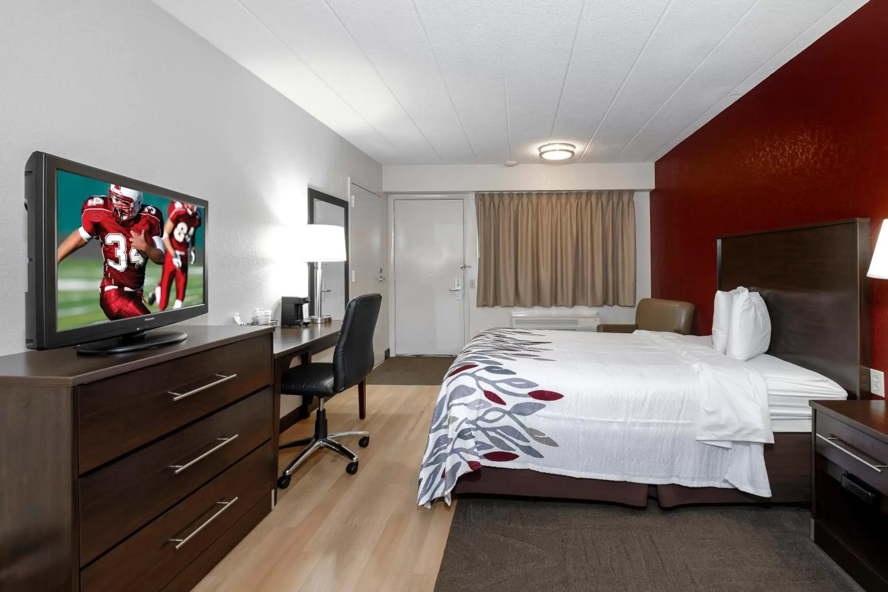 Bedroom in Red Roof Inn Cleveland - Medina