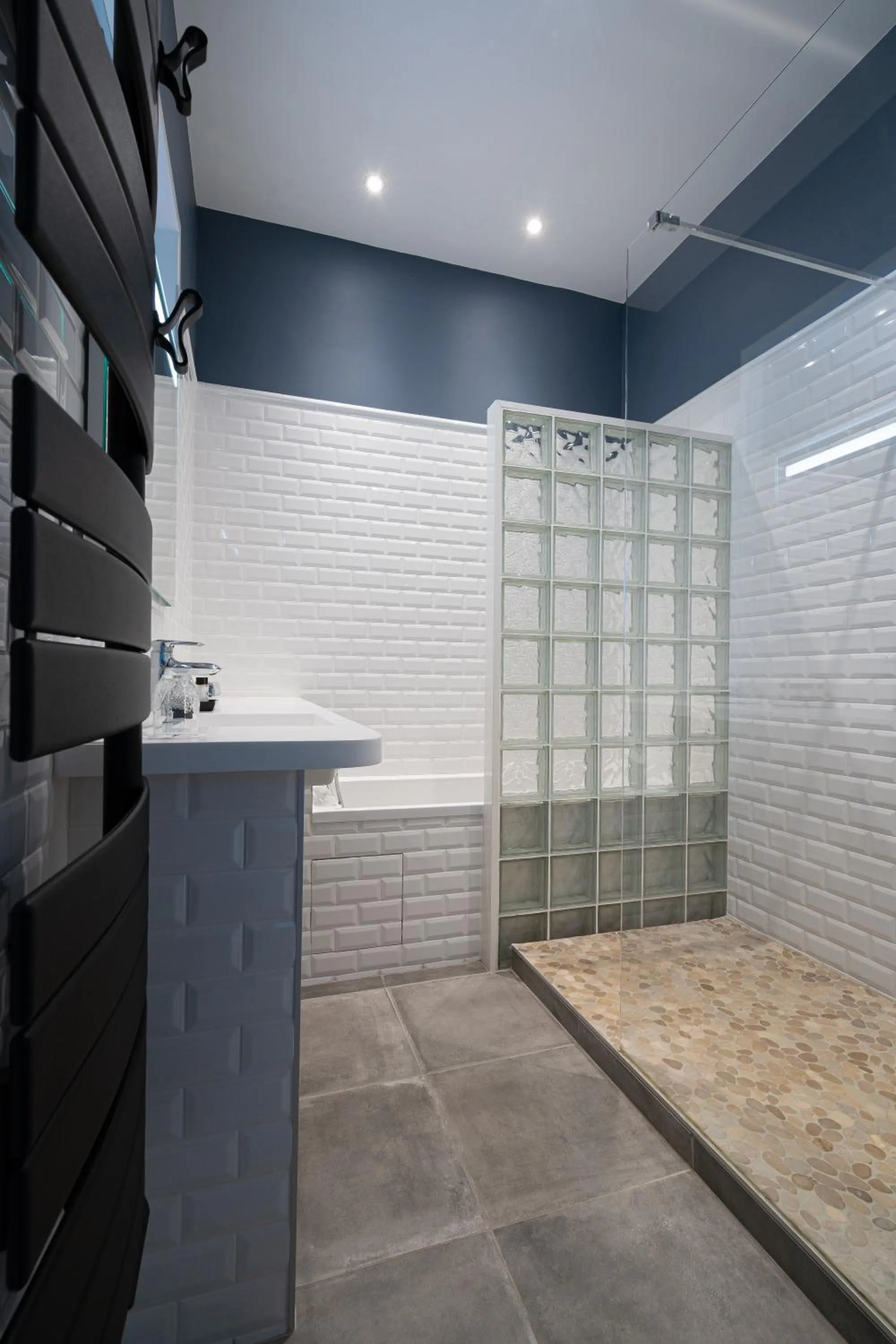 Bathroom in Hôtel The Originals Résidence de Rohan (EX RELAIS DU SILENCE)