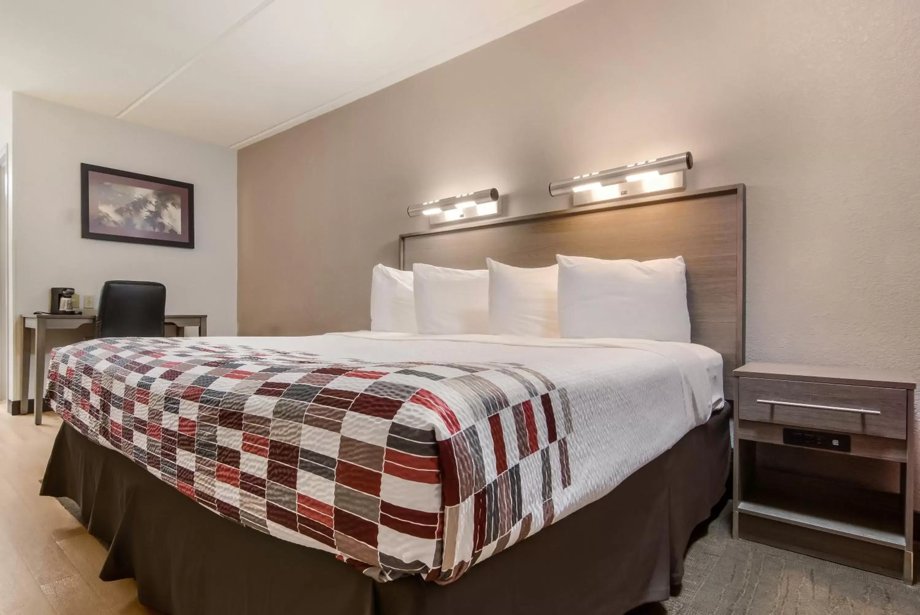 Bedroom, Bed in Red Roof Inn Durham - Duke Univ Medical Center
