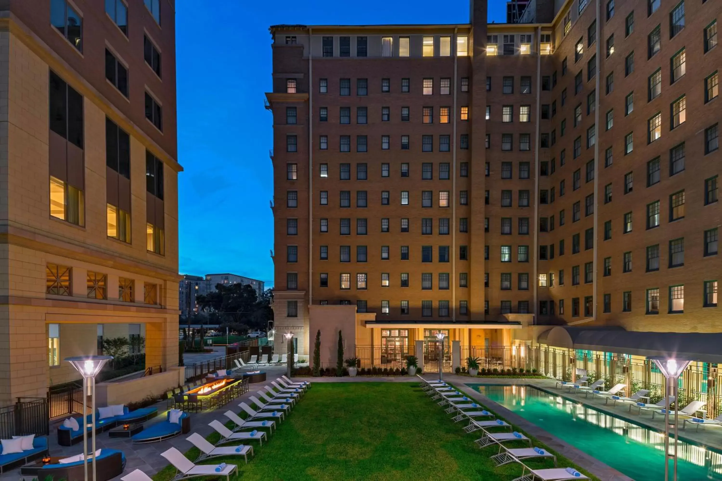 Swimming pool, Property Building in Le Meridien Dallas, The Stoneleigh