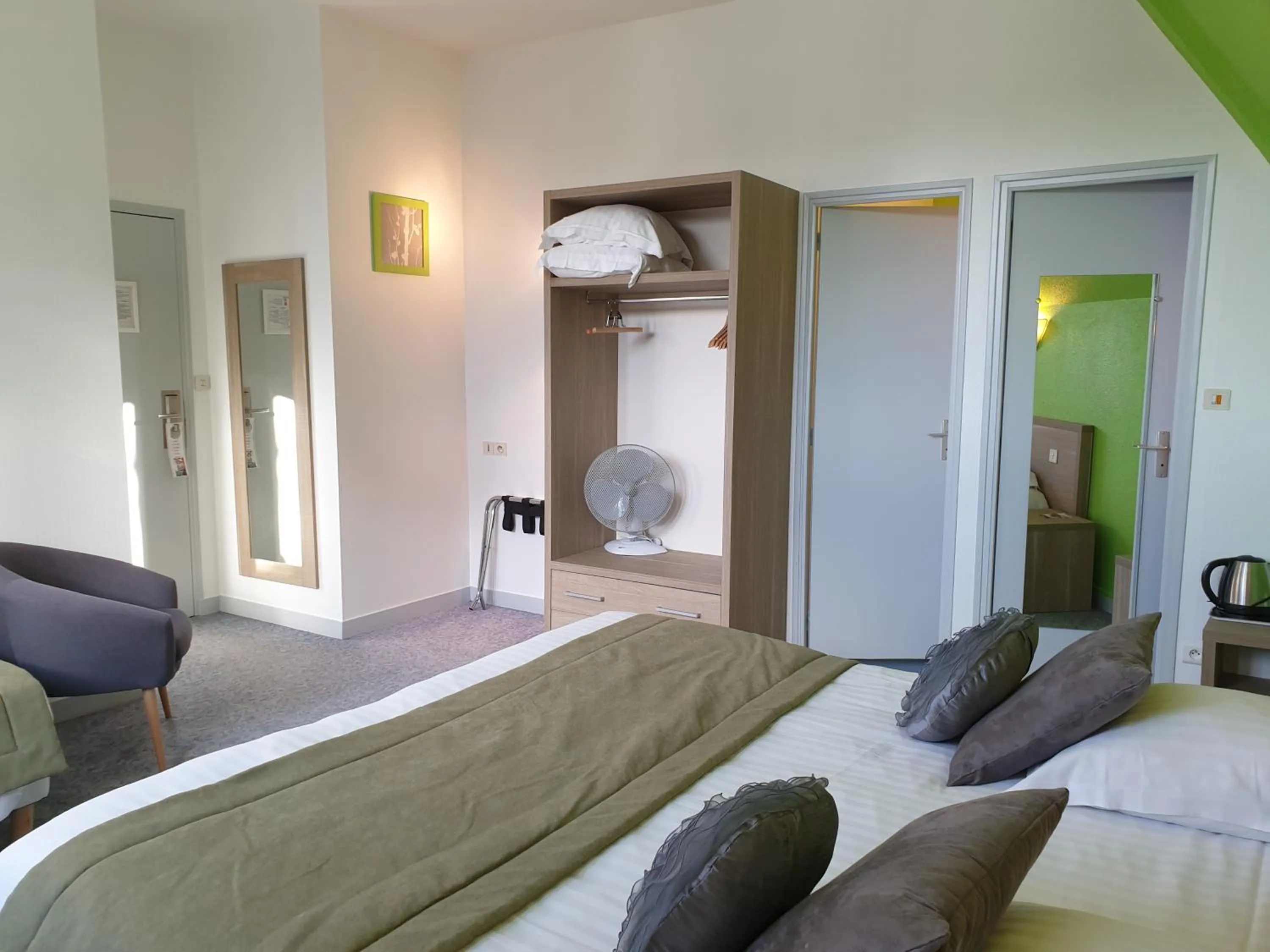 Photo of the whole room, Bed in Hôtel Le Rohan Charme et Caractère