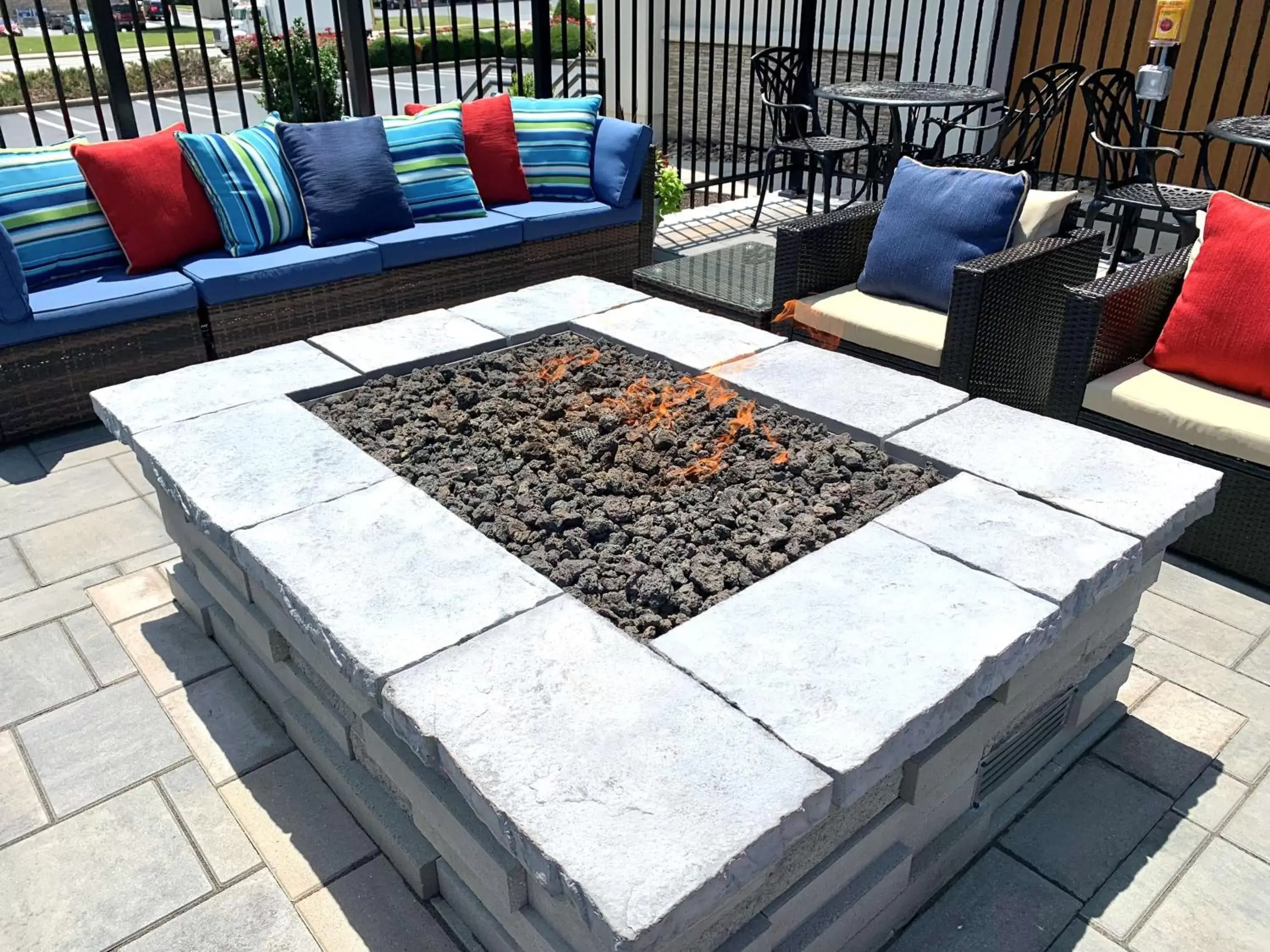 Patio, Seating Area in Hampton Inn Harrisburg-East/Hershey