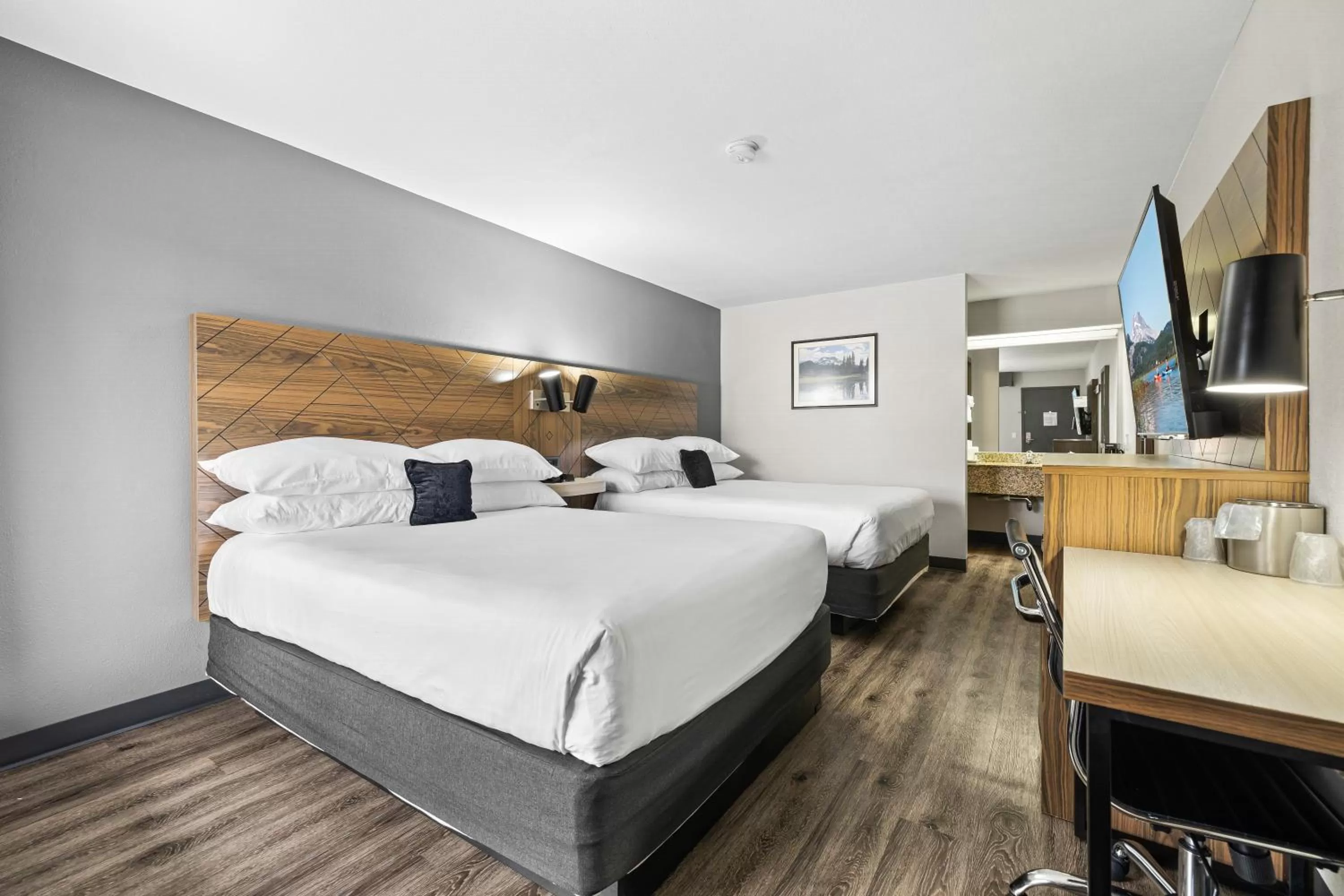 Bedroom, Bed in Red Lion Inn & Suites Deschutes River - Bend