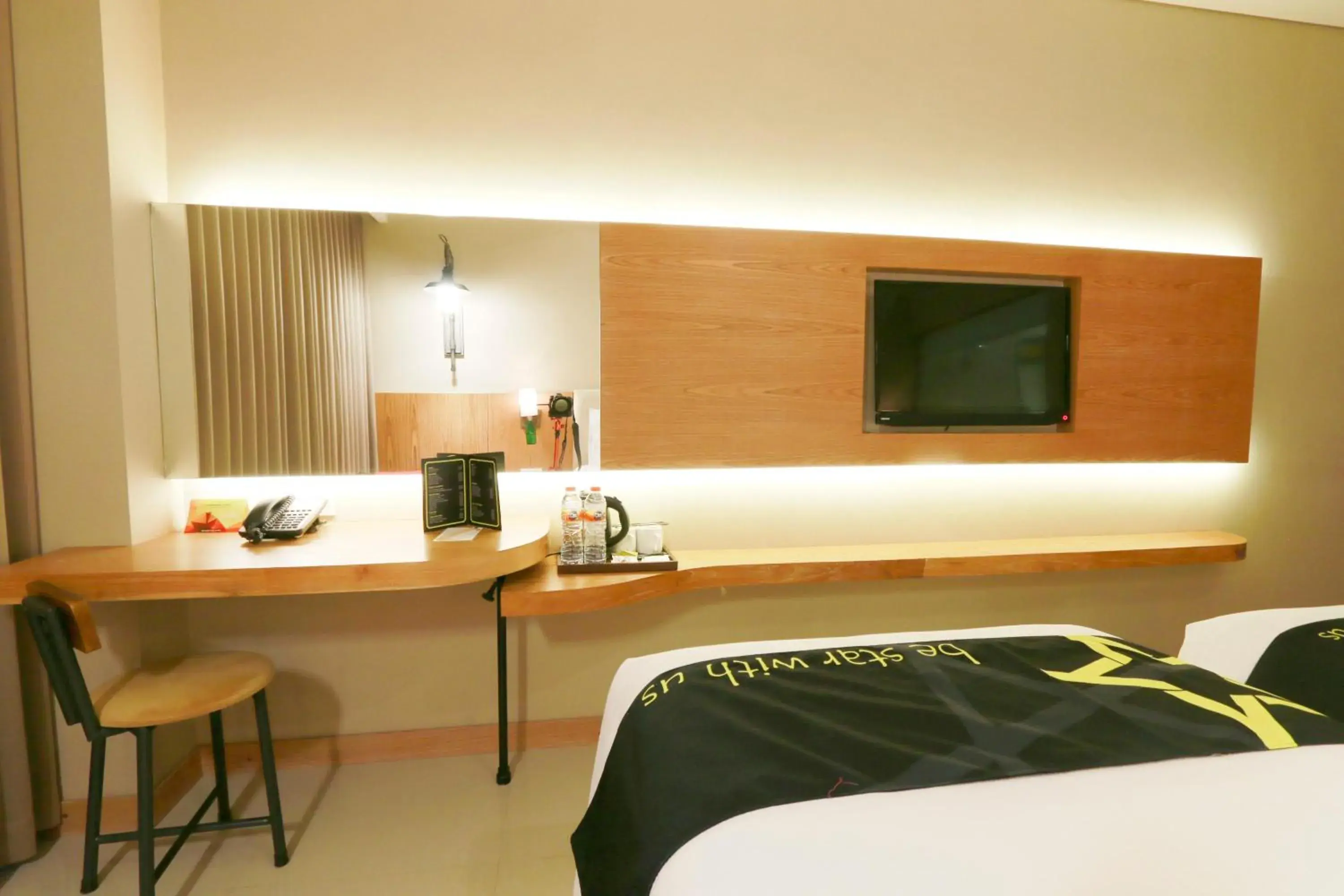 Photo of the whole room, TV/Entertainment Center in Yellow Star Gejayan Hotel