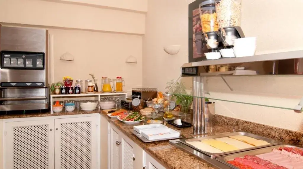 Food, Kitchen/Kitchenette in Hotel Marbel