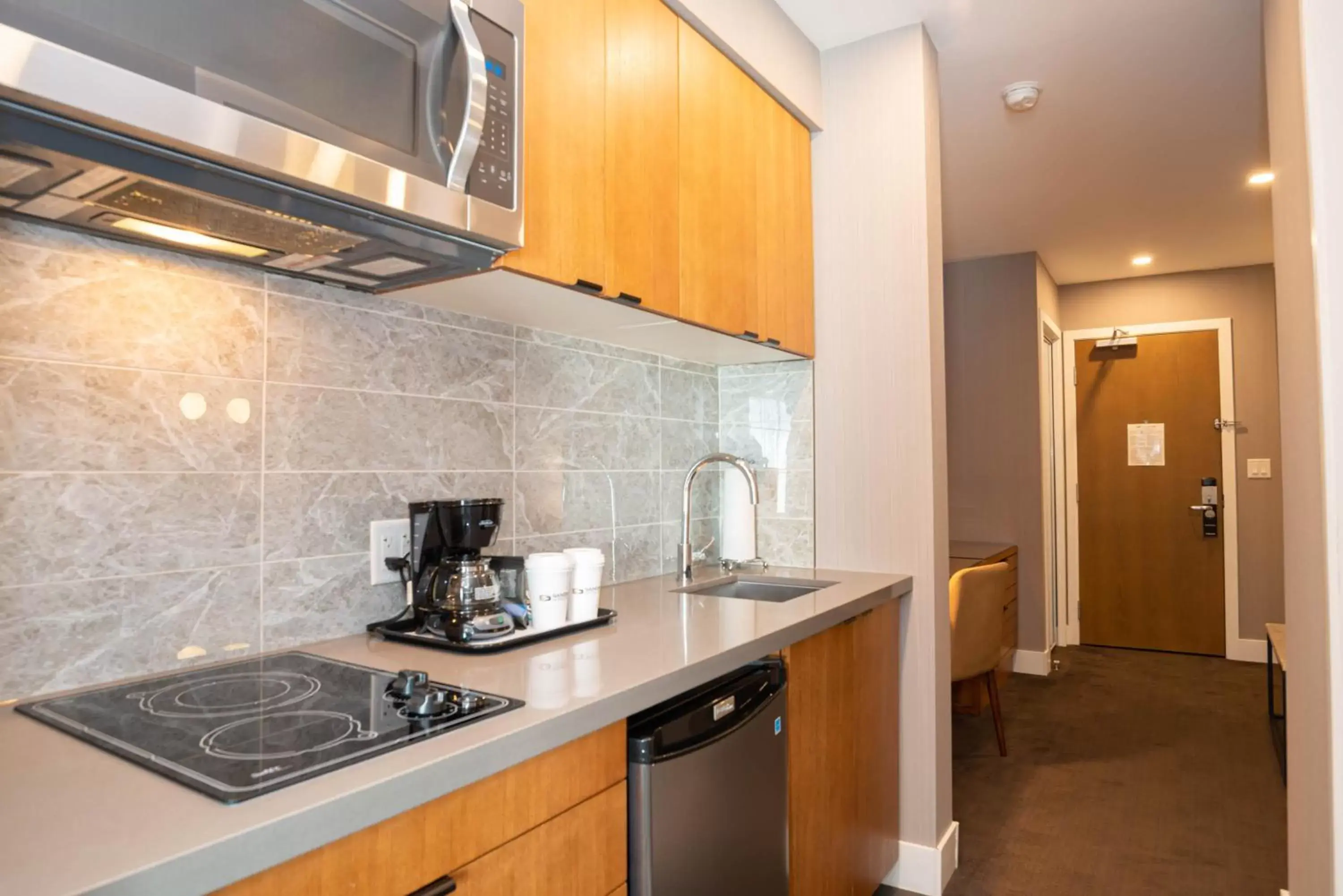 Kitchen or kitchenette, Kitchen/Kitchenette in Sandman Hotel Hamilton