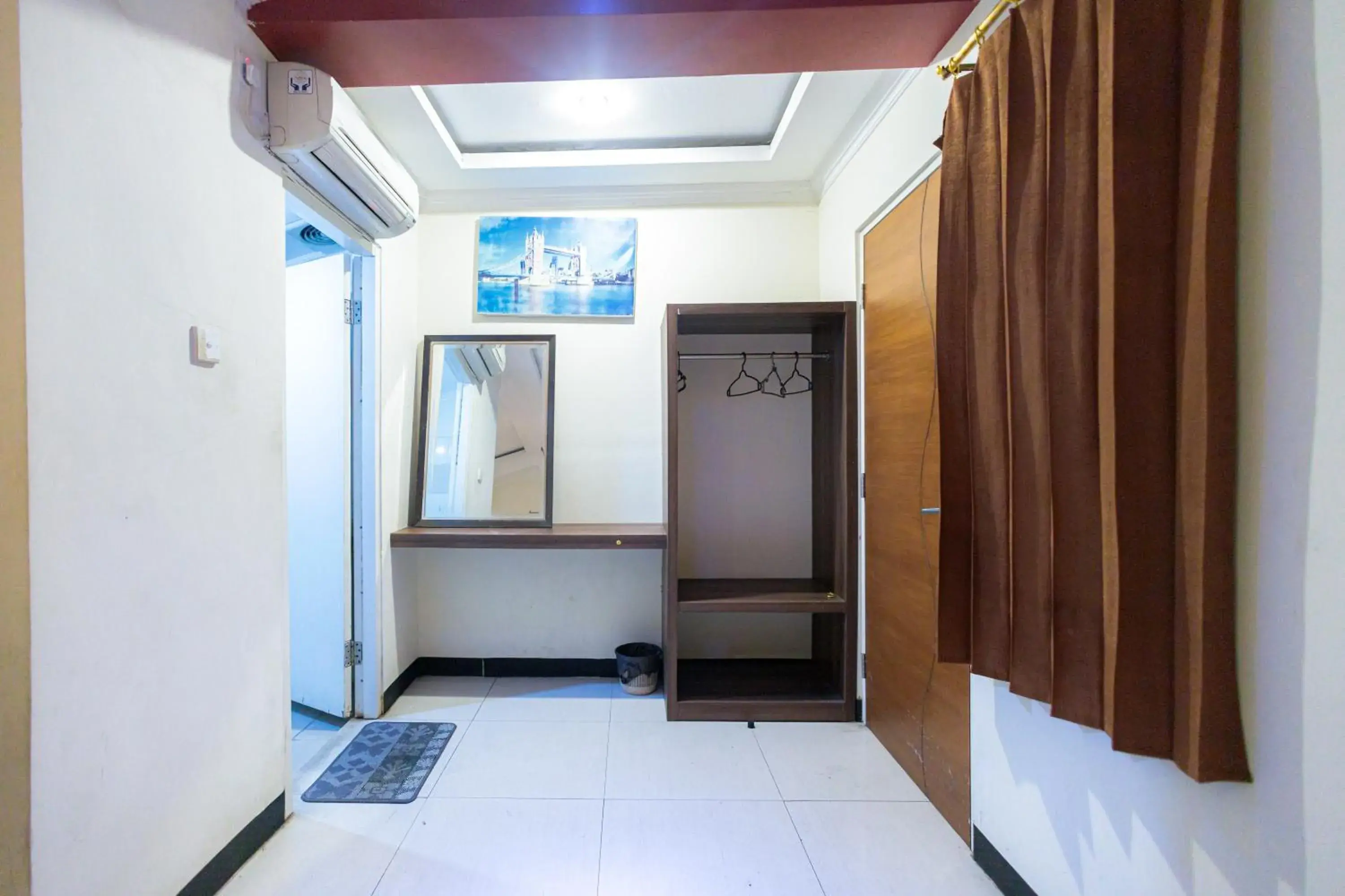 wardrobe, Bed in RedDoorz @ Kutisari Surabaya