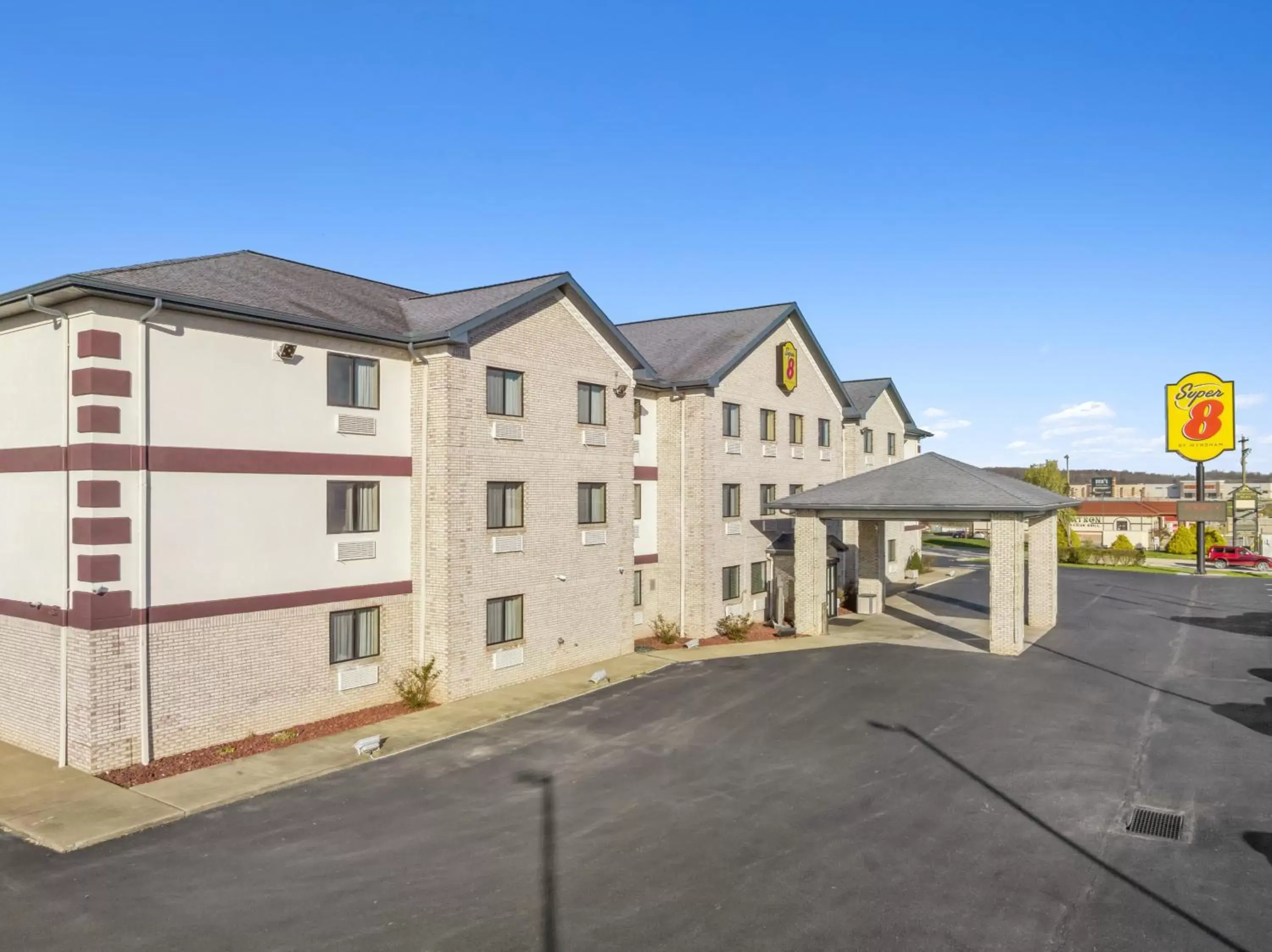 Property building in Super 8 by Wyndham Uniontown PA Property building in Super 8 by Wyndham Uniontown PA
