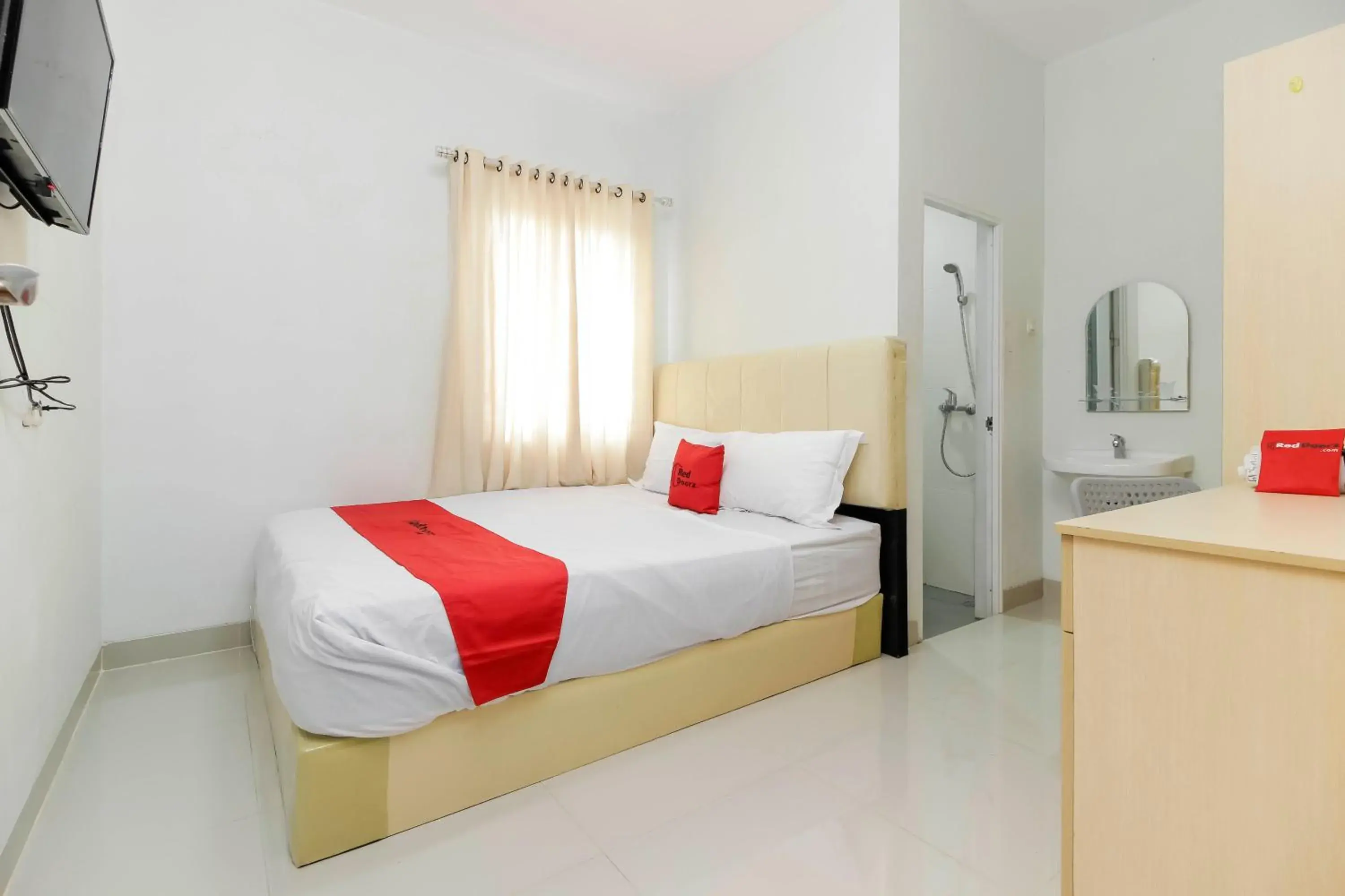 Bedroom, Bed in RedDoorz near Siloam Hospital Palembang