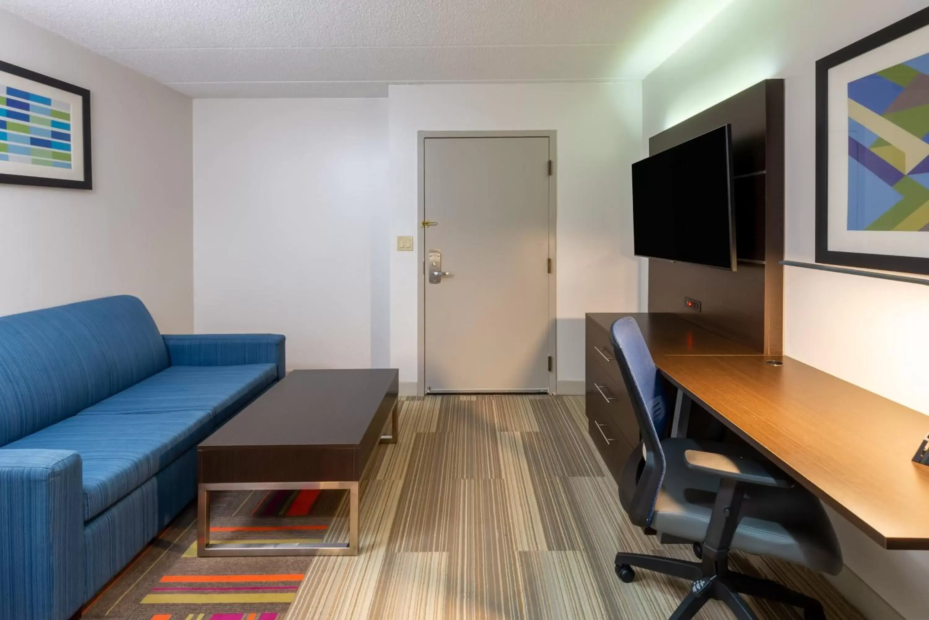 Bedroom, Seating Area in Holiday Inn Express Philadelphia NE-Bensalem, an IHG Hotel