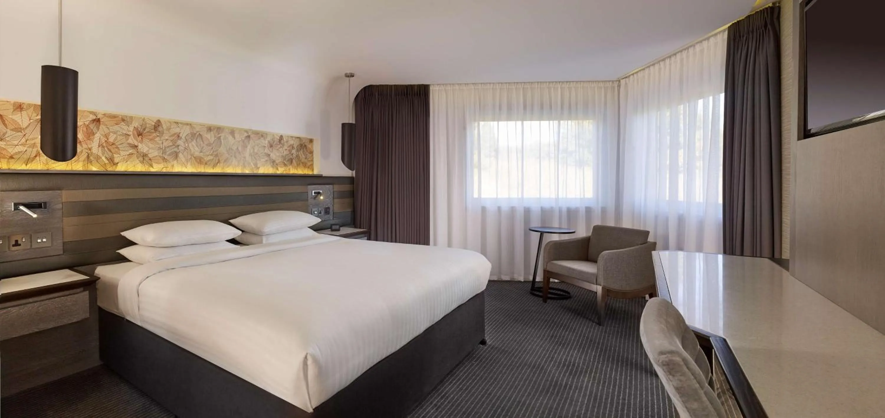 Bedroom, Bed in DoubleTree by Hilton Edinburgh - Queensferry Crossing