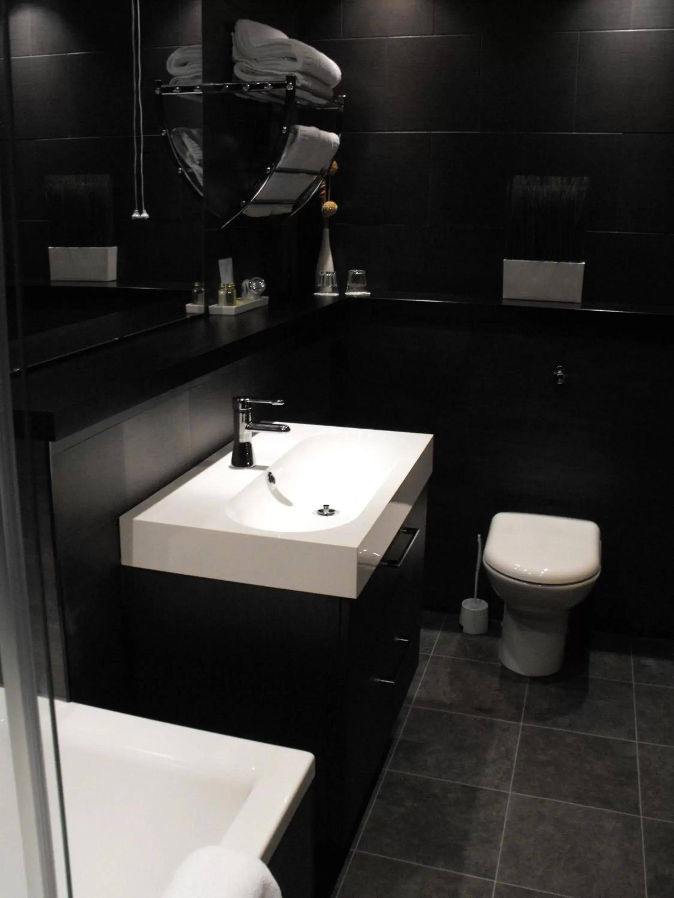 Bathroom in Gomersal Park Hotel & Dream Spa