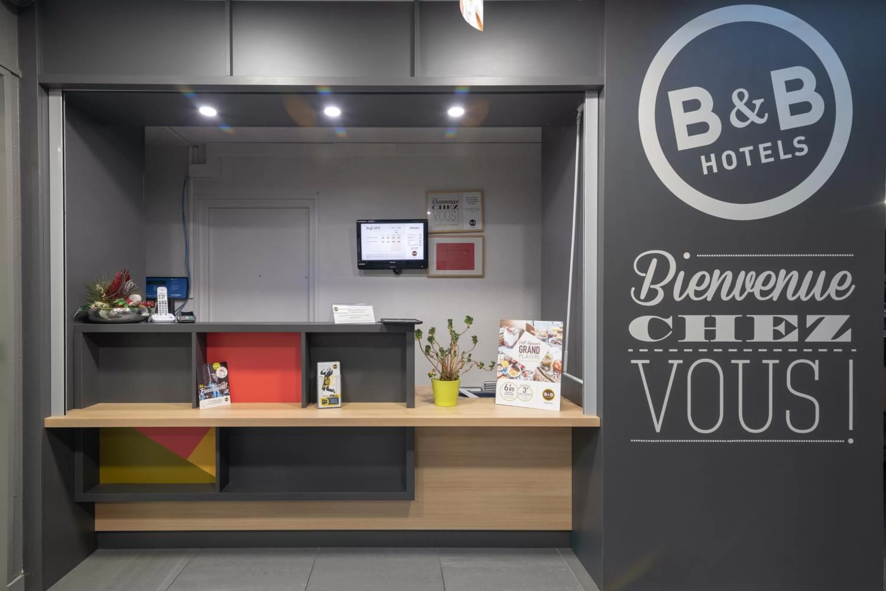 Lobby or reception in B&B HOTEL Avignon 2