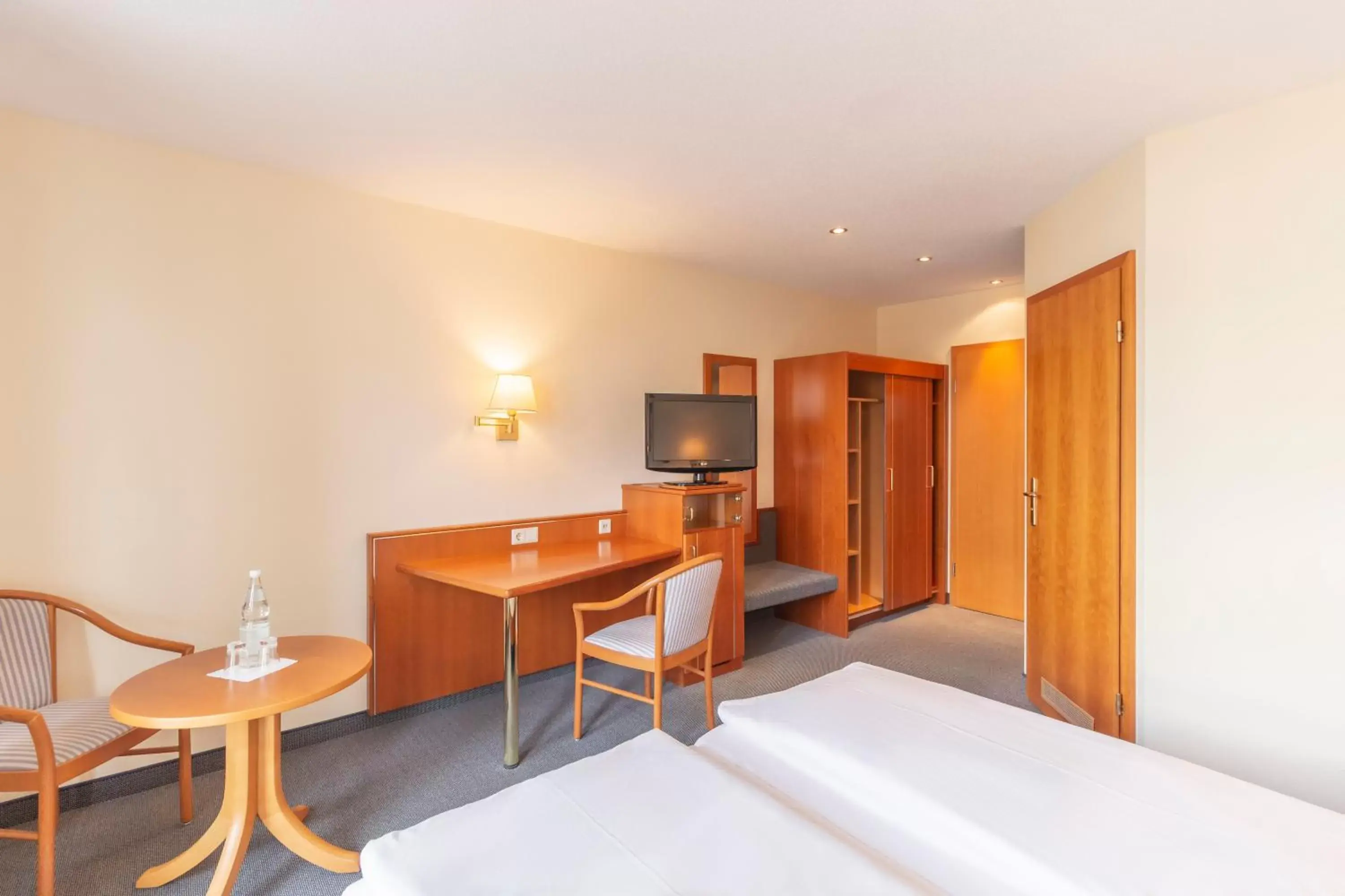 TV and multimedia, Bed in Hotel Markgraf Leipzig TV and multimedia, Bed in Hotel Markgraf Leipzig