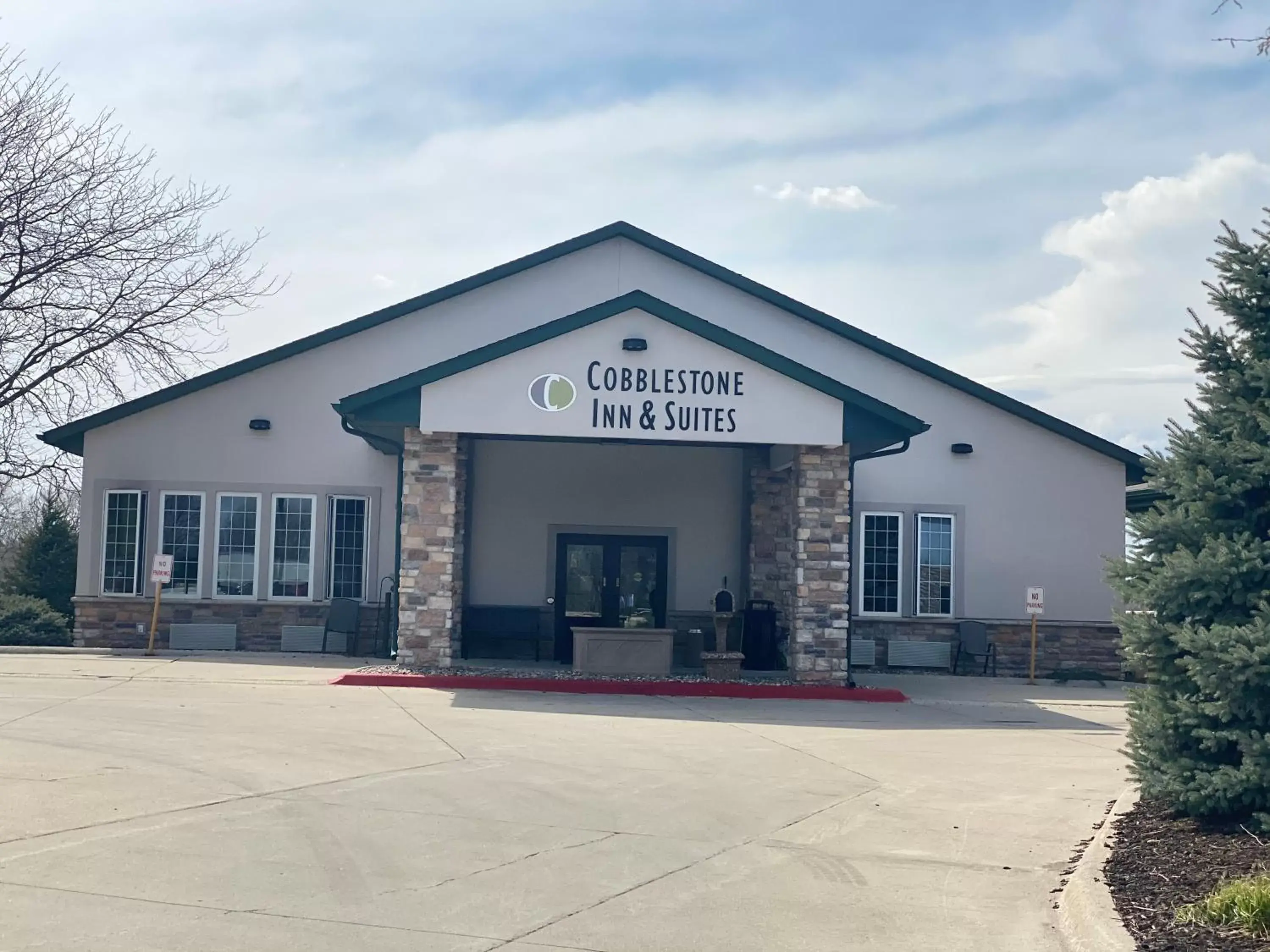 Property building in Cobblestone Inn & Suites - Denison | Majestic Hills Property building in Cobblestone Inn & Suites - Denison | Majestic Hills