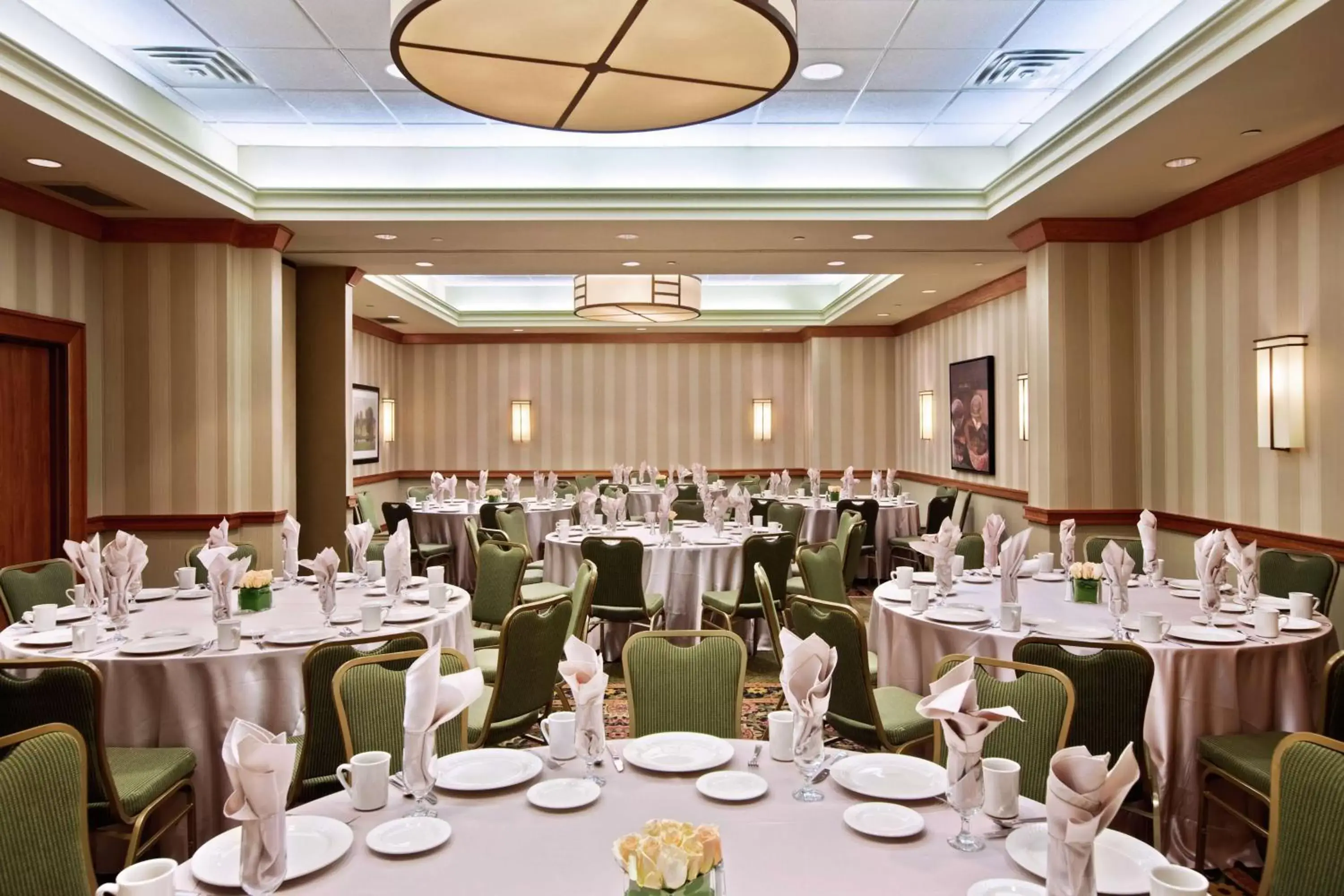 Meeting/conference room, Restaurant/Places to Eat in Hilton Suites Chicago/Oakbrook Terrace