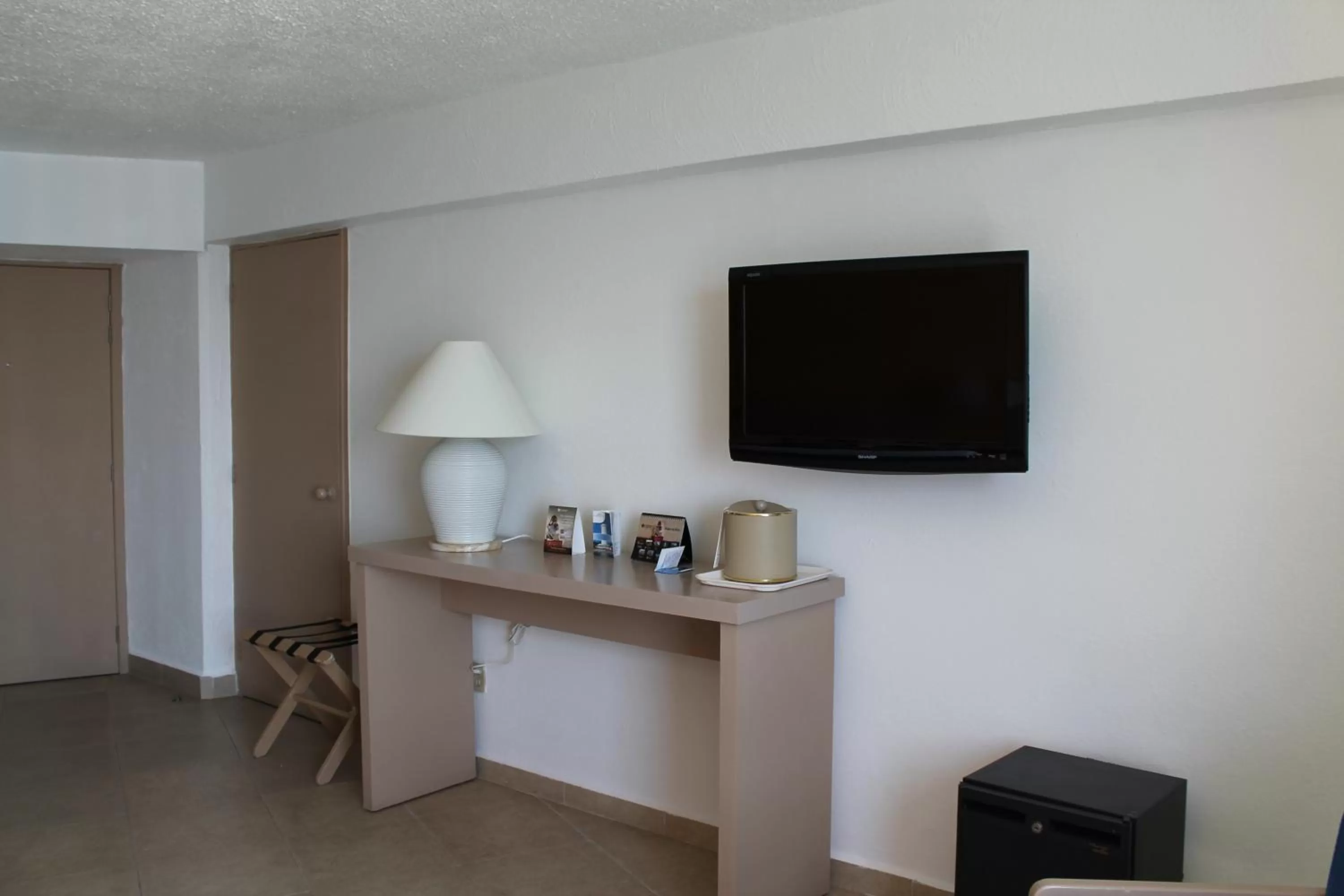 TV and multimedia, TV/Entertainment Center in Calinda Beach Acapulco