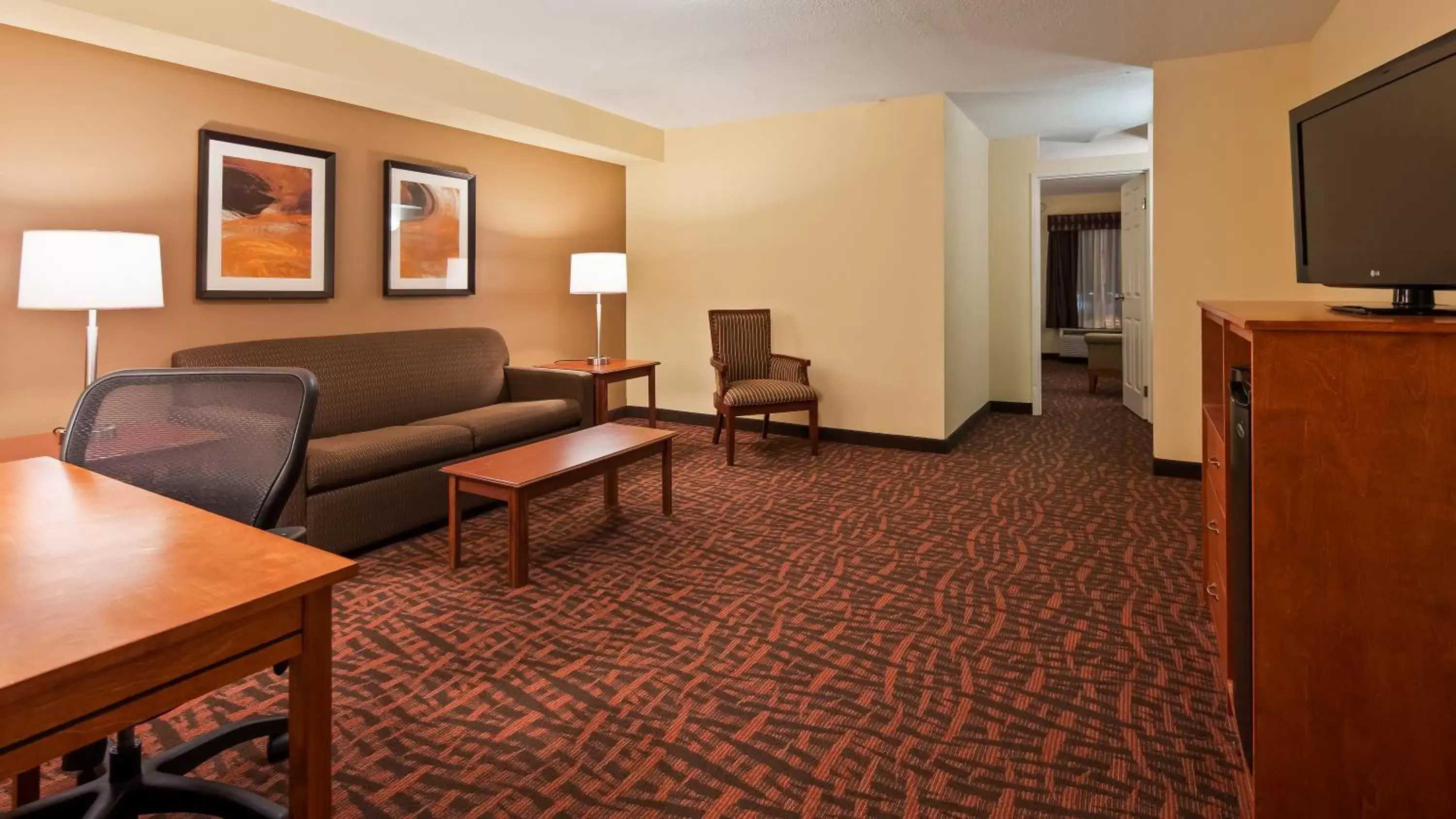 Living room, Seating Area in Best Western Louisville East Inn & Suites