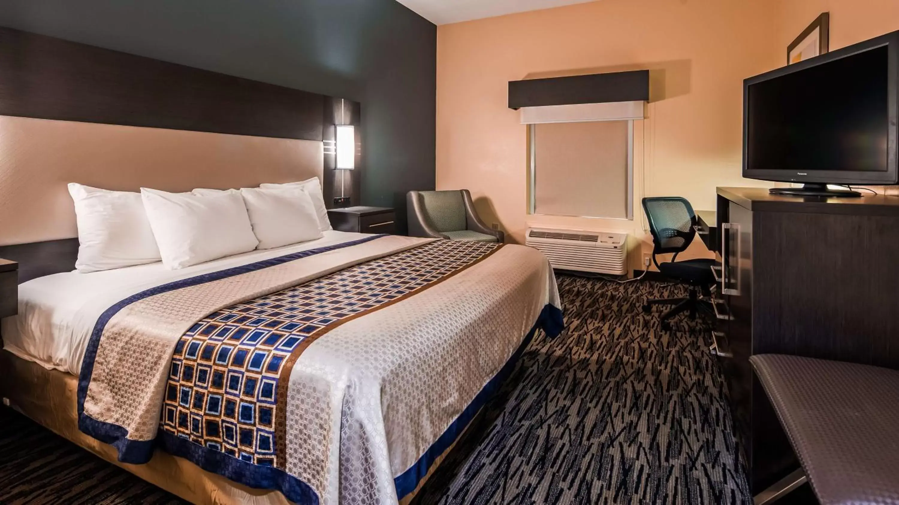 Photo of the whole room, Bed in Best Western Bradbury Inn & Suites