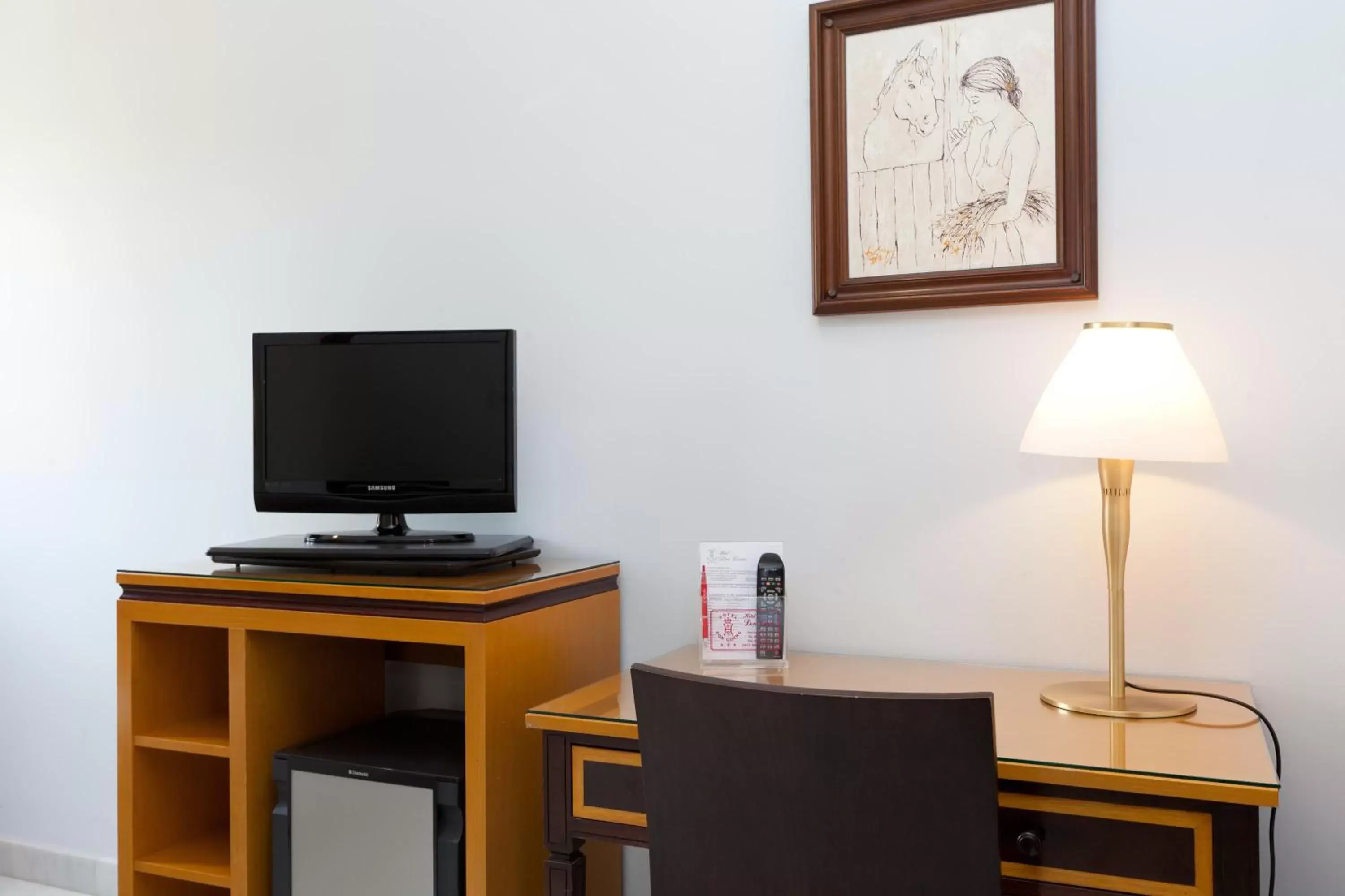 Bedroom, TV/Entertainment Center in Hotel Don Curro