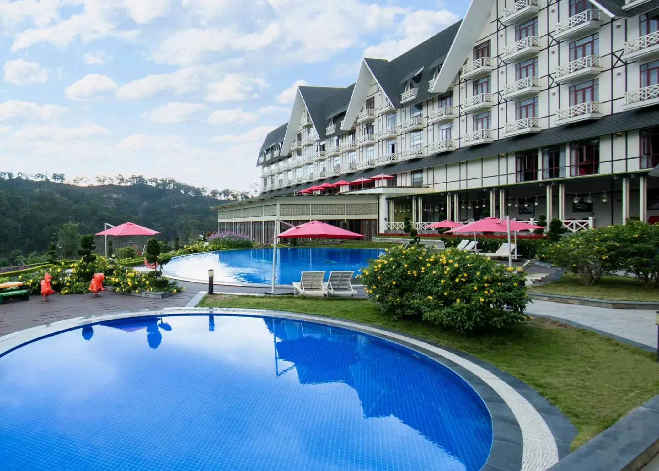 Property building, Swimming Pool in Swiss-Belresort Tuyen Lam