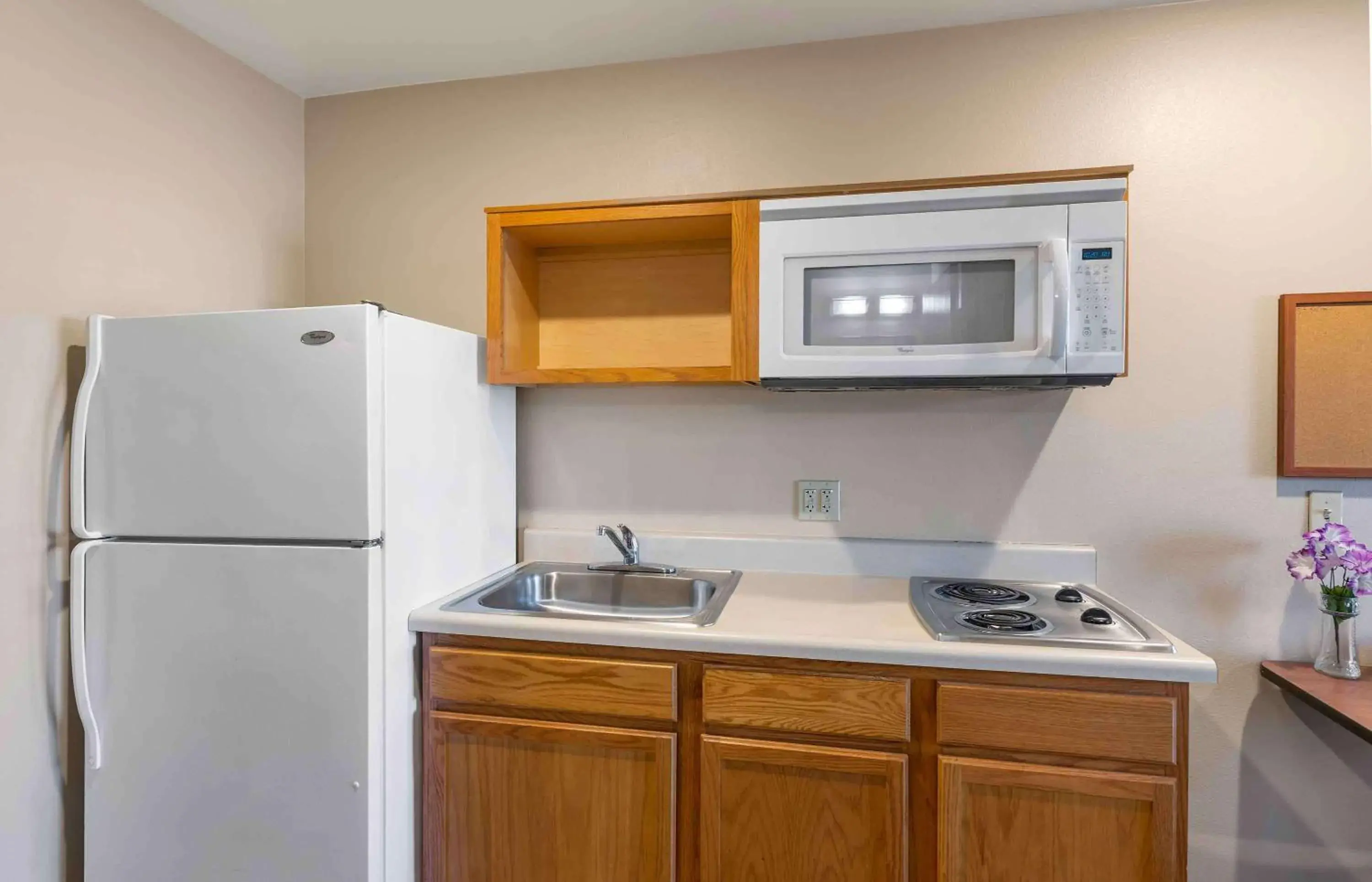 Bedroom, Kitchen/Kitchenette in Extended Stay America Select Suites - Loveland