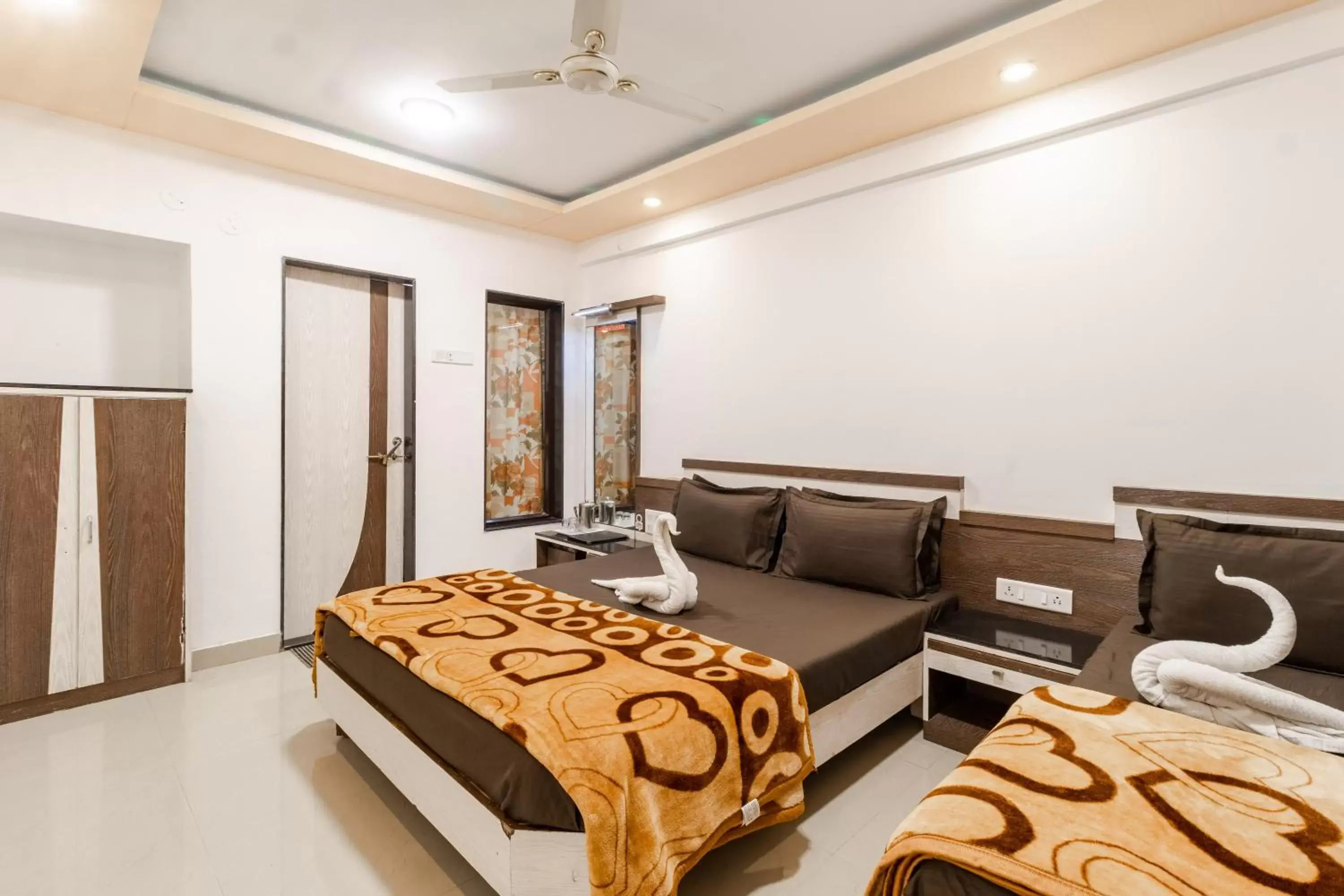 Bed, Seating Area in Hotel Vyankatesh & Pure Veg Restaurant