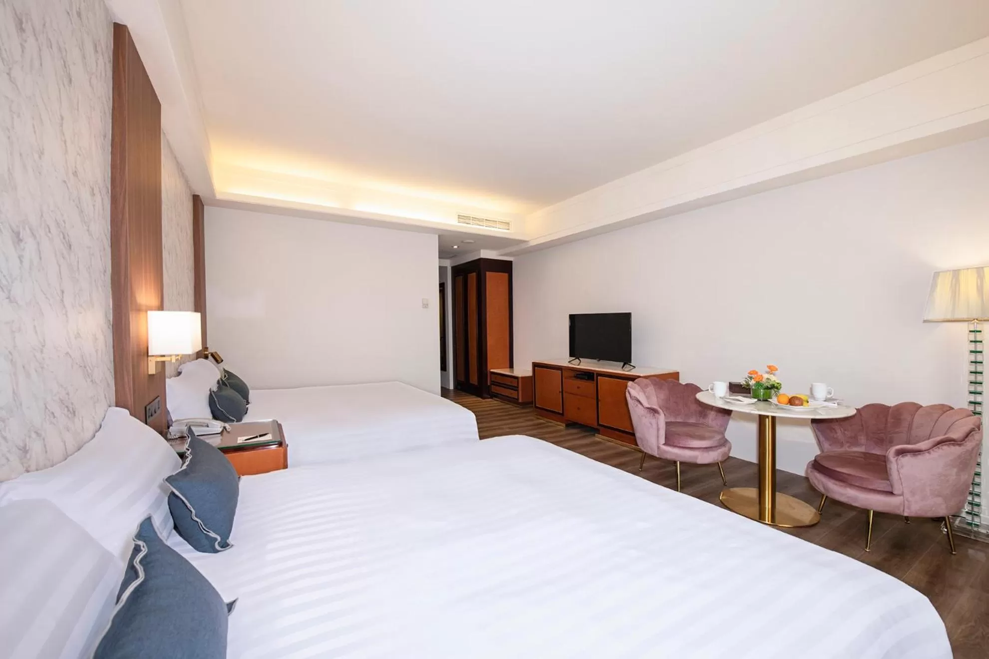 Photo of the whole room, Bed in Hamp Court Palace Taipei