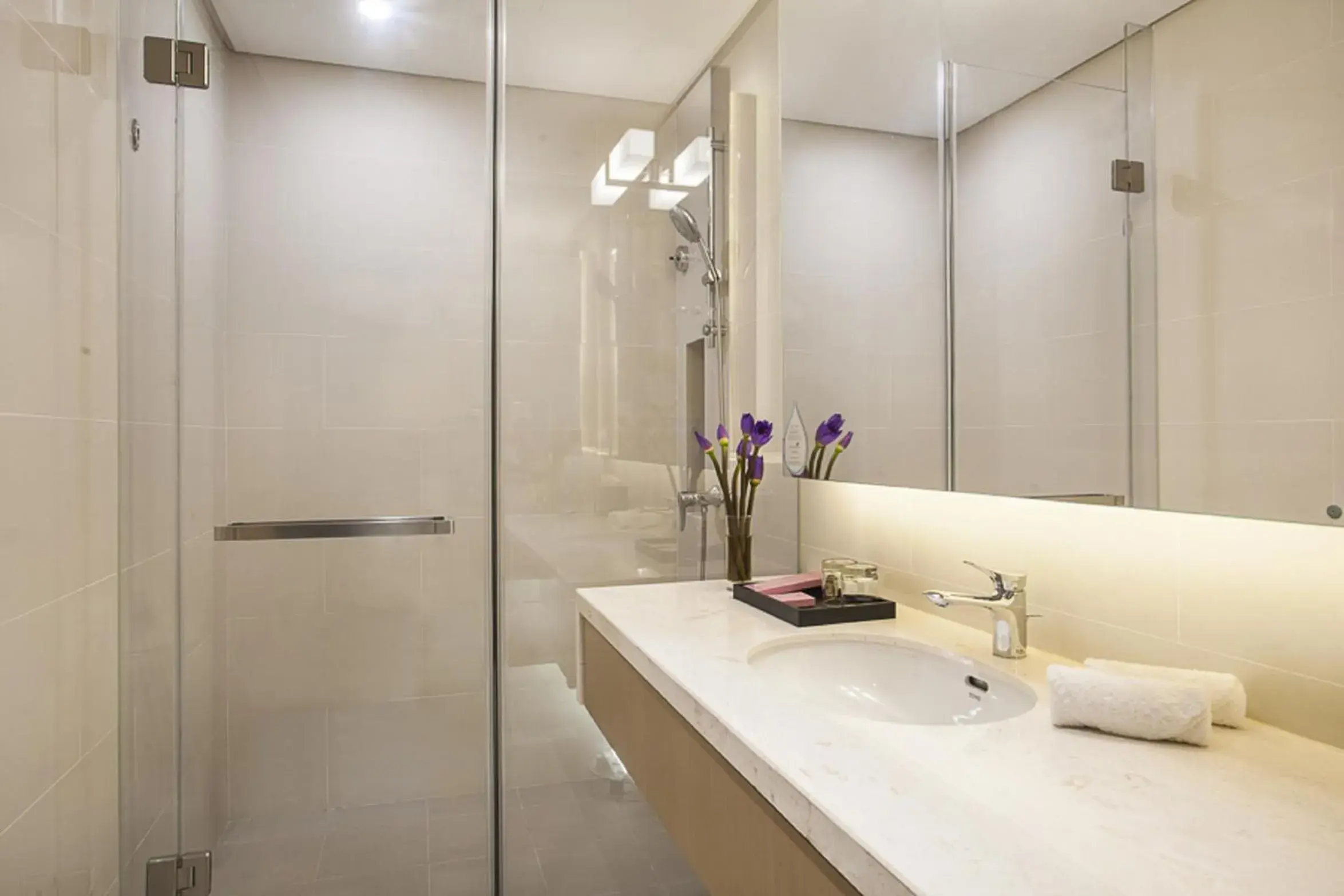 Shower, Bathroom in Citadines Intime City Hangzhou Shower, Bathroom in Citadines Intime City Hangzhou