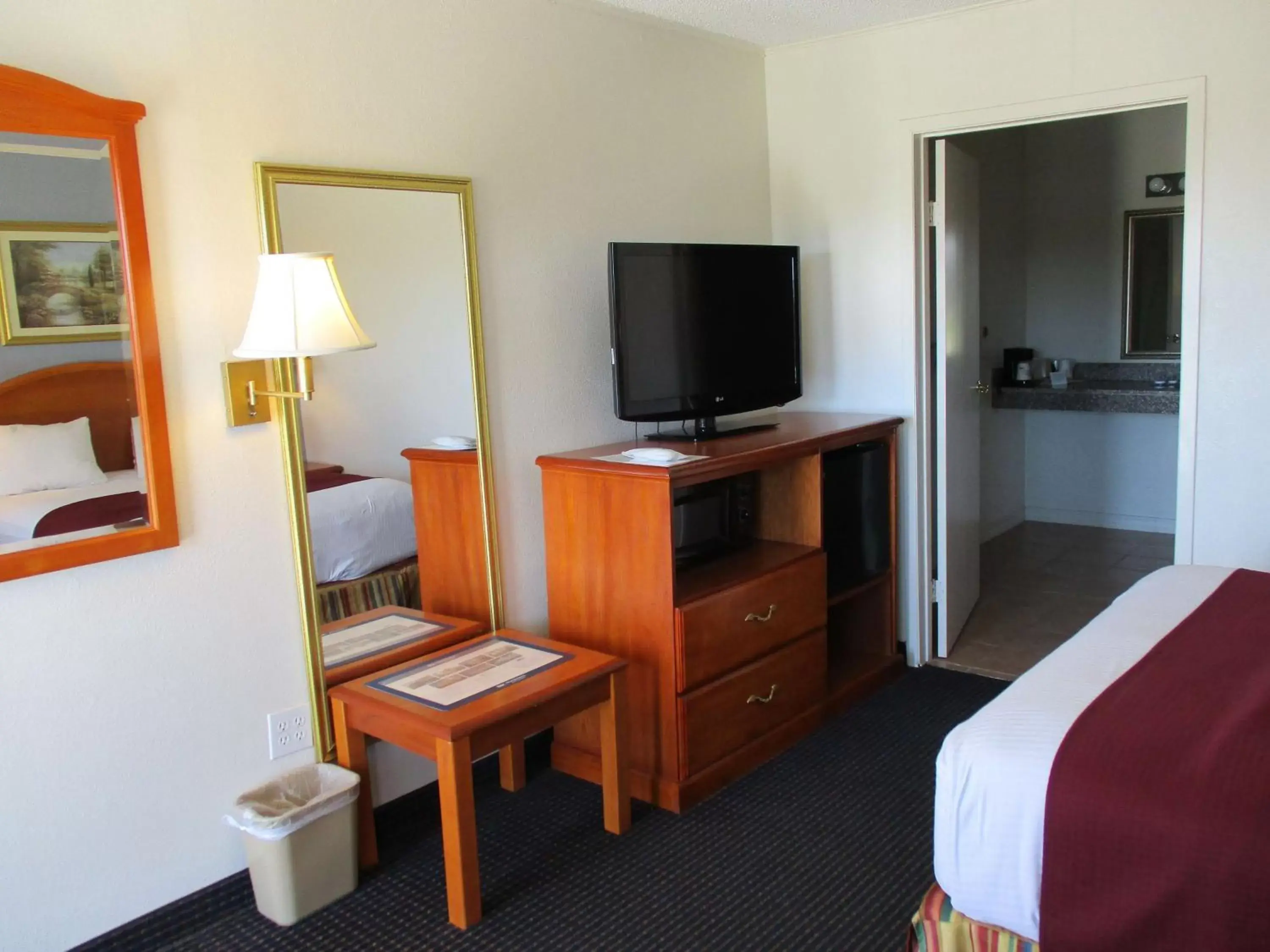 Photo of the whole room, TV/Entertainment Center in Best Western Palestine Inn