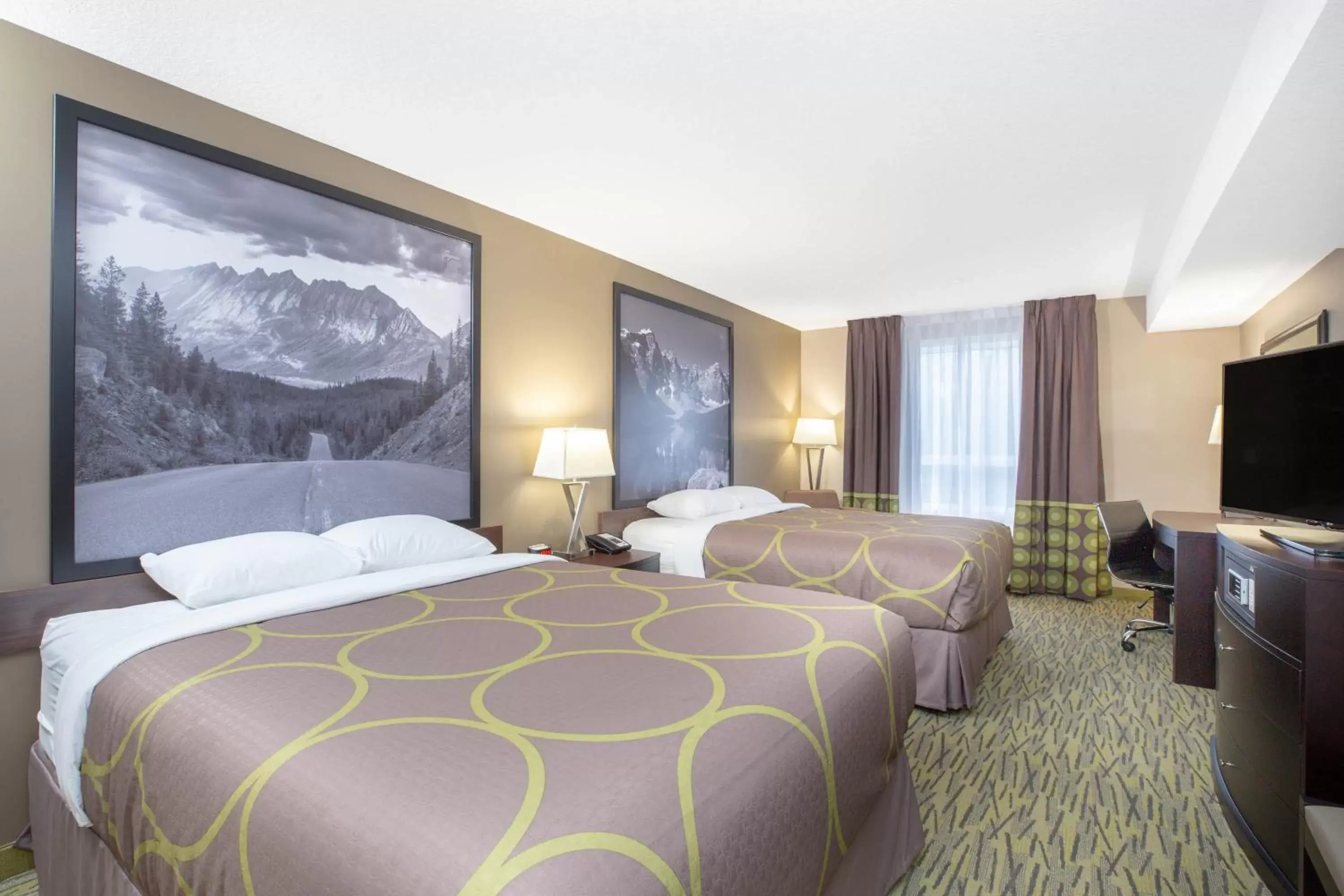 Photo of the whole room, Bed in Super 8 by Wyndham Canmore