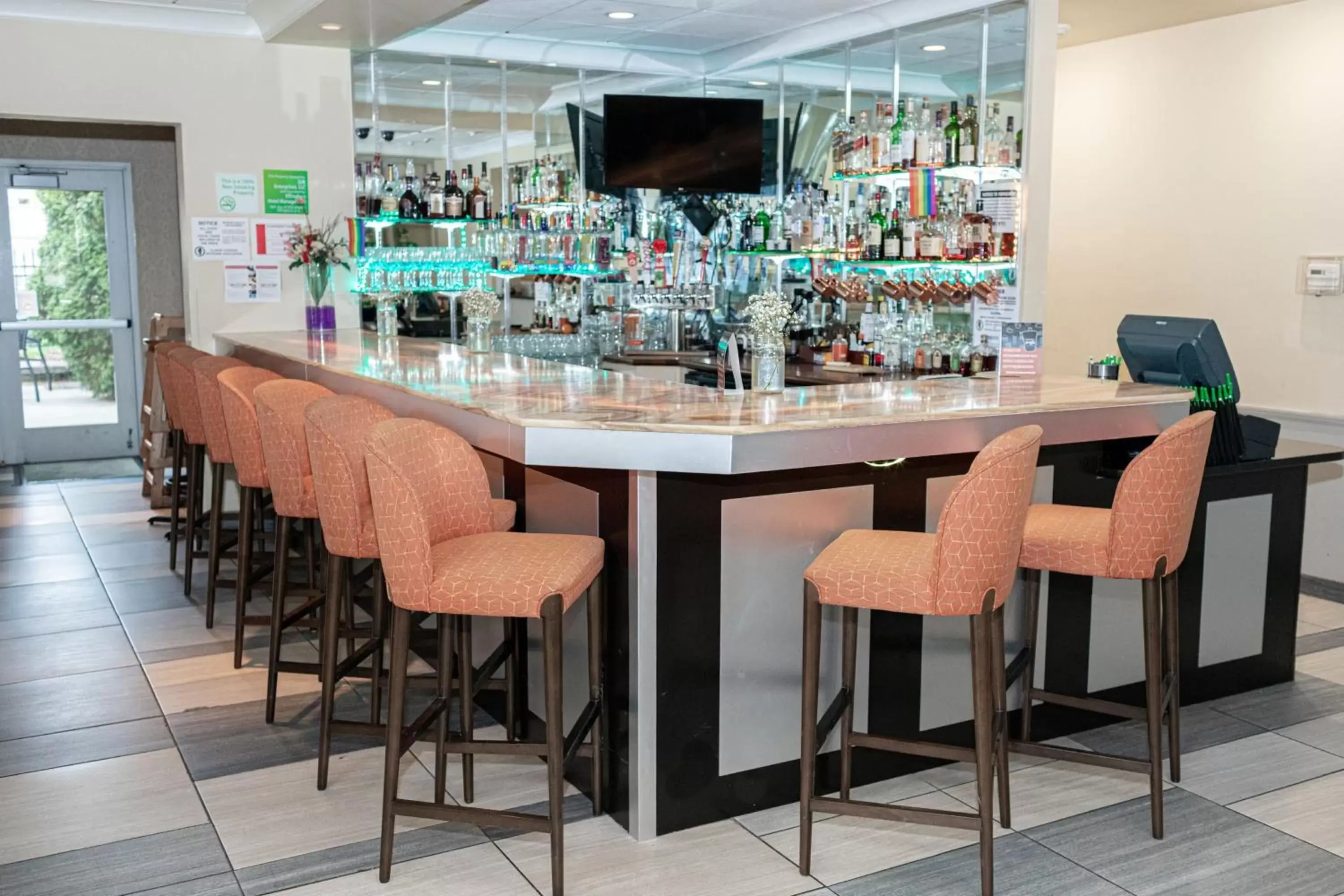 Lounge or bar in Holiday Inn Effingham by IHG Lounge or bar in Holiday Inn Effingham by IHG