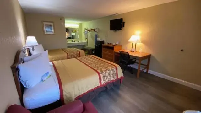 Days Inn & Suites by Wyndham Pigeon Forge