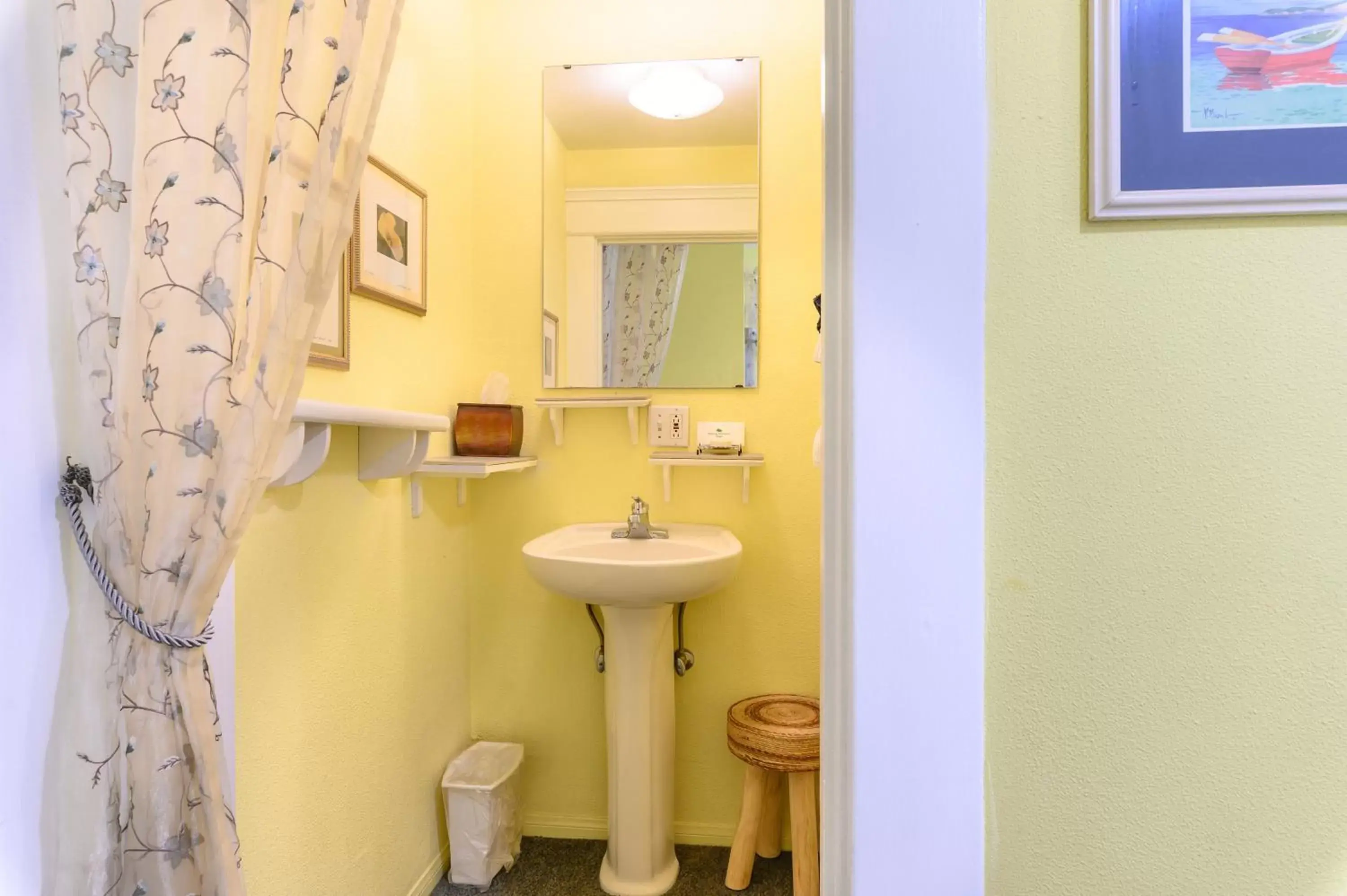Bedroom, Bathroom in Beachrunners Inn