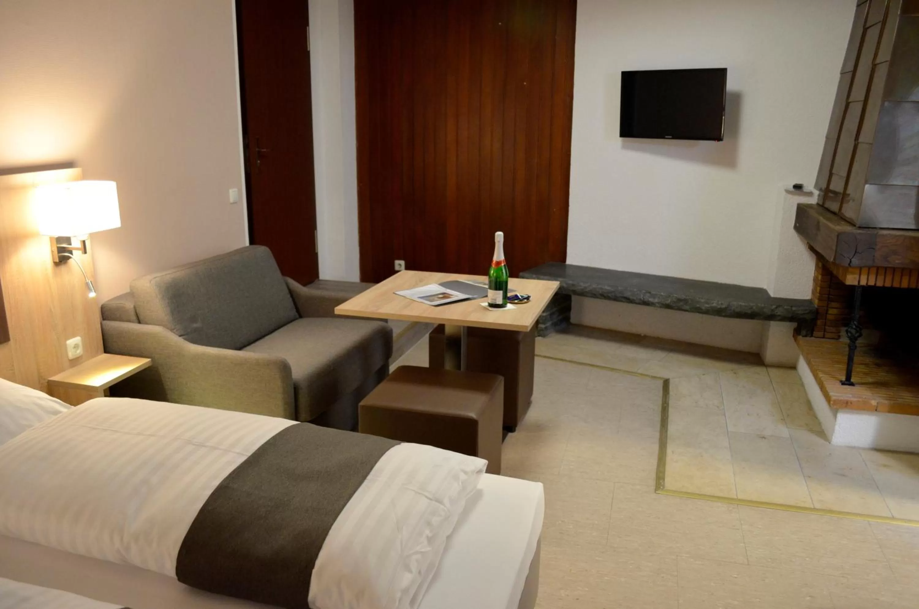 Seating area, Bed in Hana Aparthotel