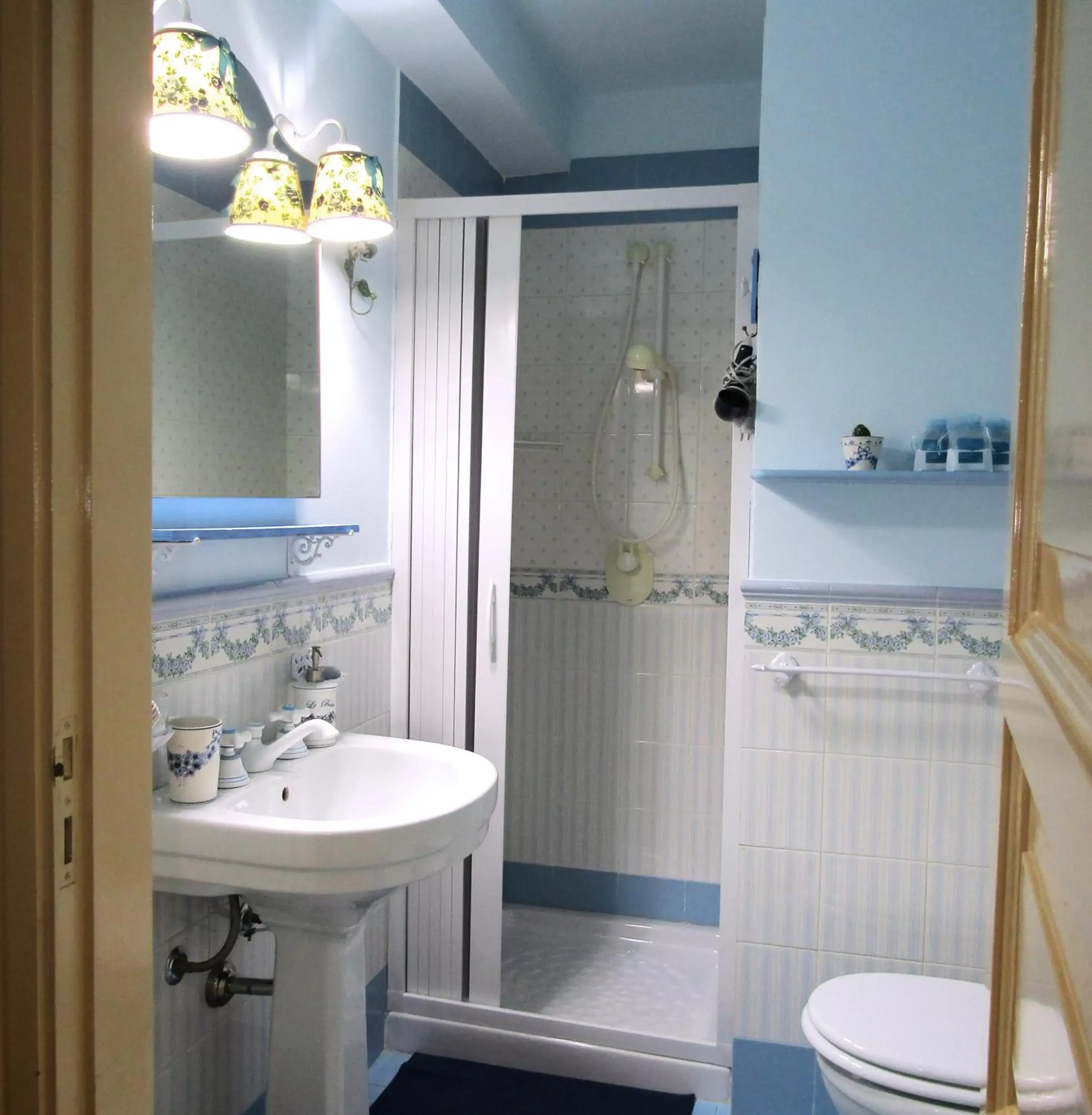 Shower, Bathroom in Vittorio Emanuele Rooms di Prinzi