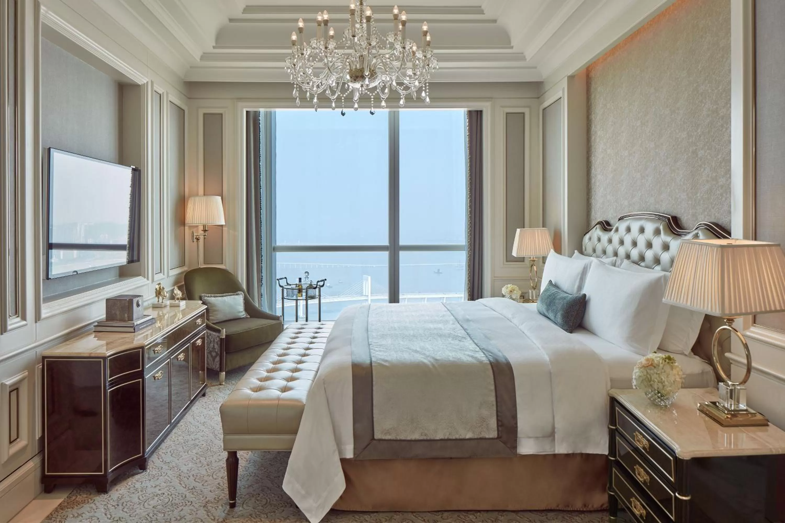 Photo of the whole room, Bed in The St. Regis Zhuhai