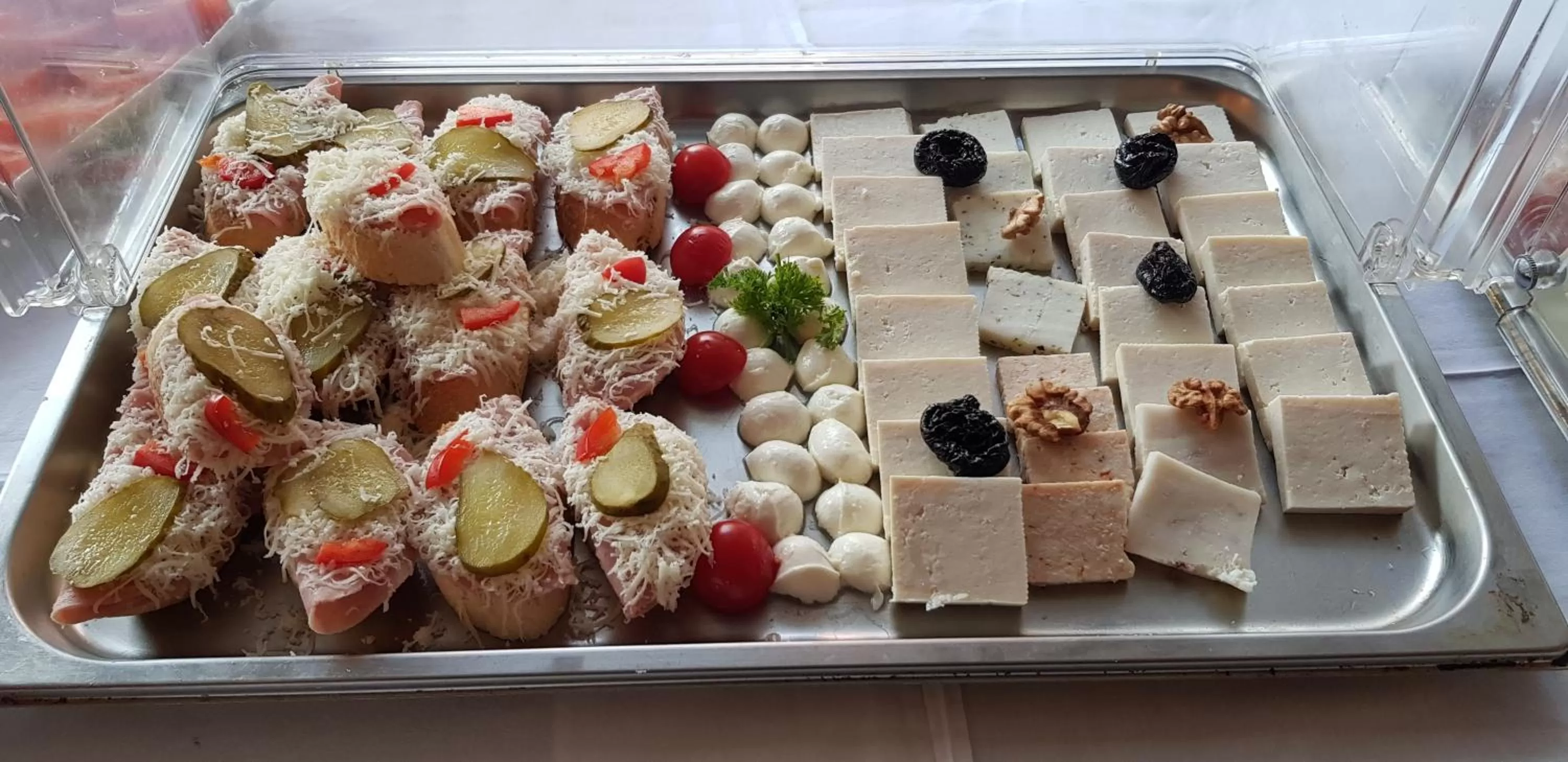 Buffet breakfast in Hotel Fontana