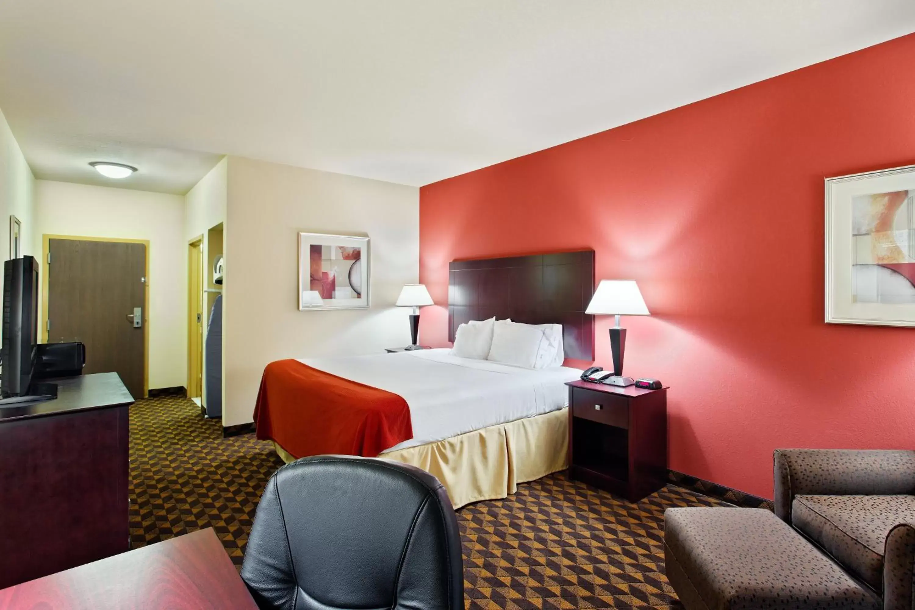 Photo of the whole room, Bed in Holiday Inn Express & Suites Malvern, an IHG Hotel