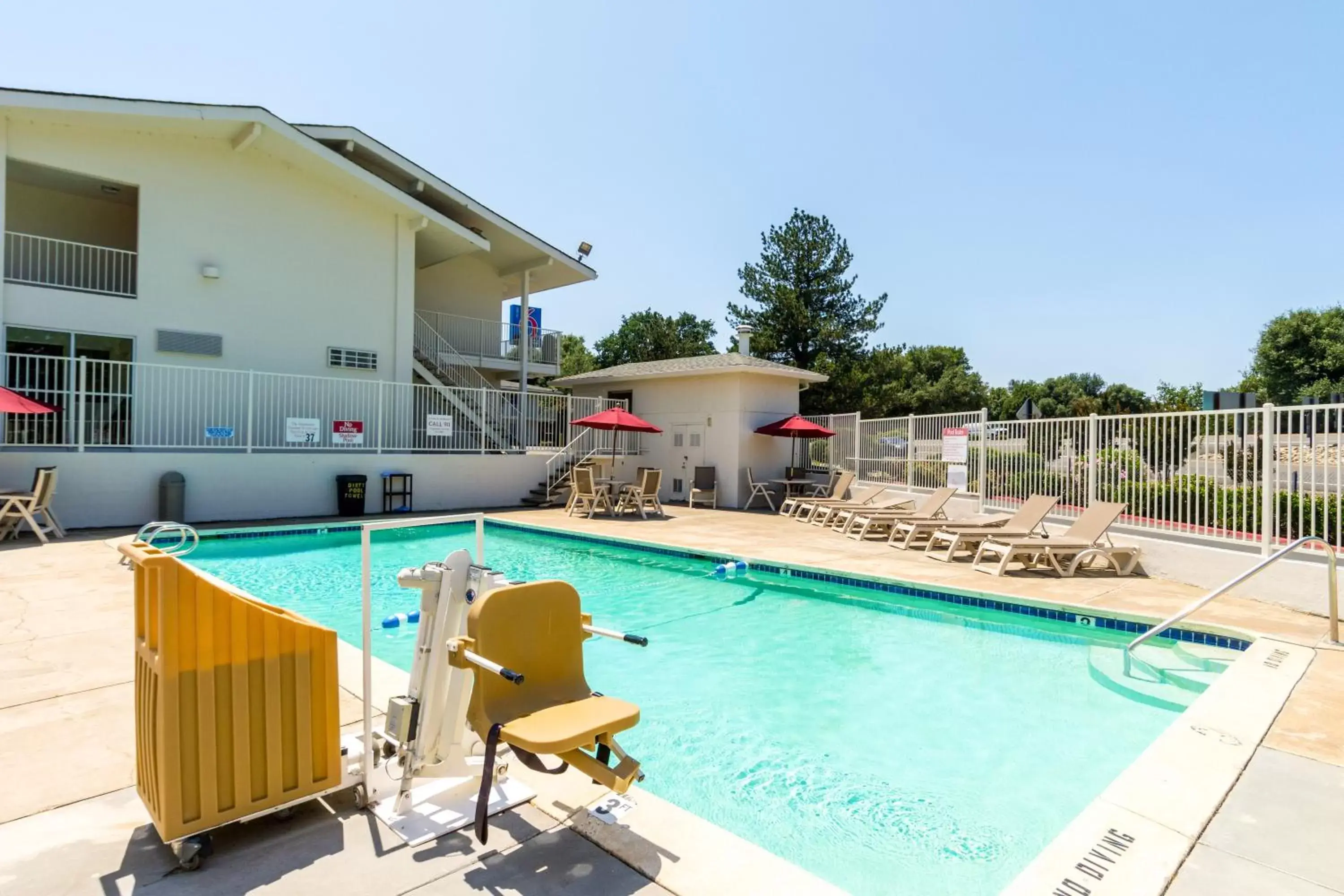 Swimming pool, Property Building in Motel 6-Redding, CA - Central